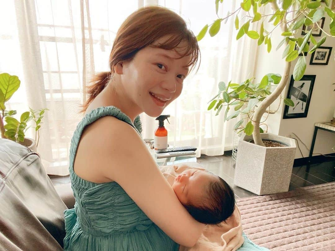 高山直子さんのインスタグラム写真 - (高山直子Instagram)「母ちゃんしてます🤱 夫婦で協力しながらリズムも掴めてきて日々成長を楽しんでいます。 沢山のお祝いコメントありがとうございました😊✨  #生後8日目 #新生児」9月2日 9時31分 - nao_70koro