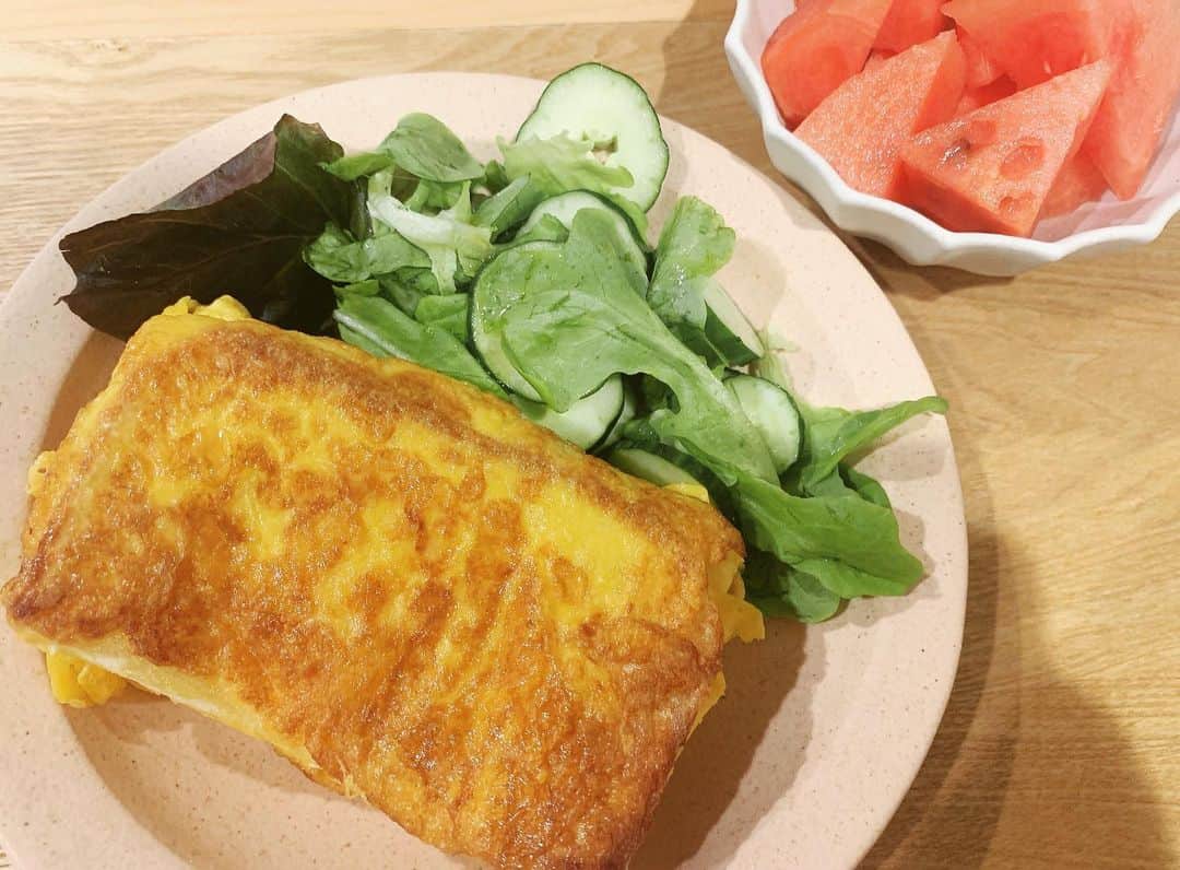 奥山レイカのインスタグラム：「暑さが落ち着いてようやくごはん食べれるようになってきたのでワンパントースト😊✨  #おうちごはん #料理 #うちごはん記録 #ワンパントースト #ワンパン料理 #おうちごはん部 #朝ごはん #うつわ好き #よしざわ窯 #うつわのある暮らし」