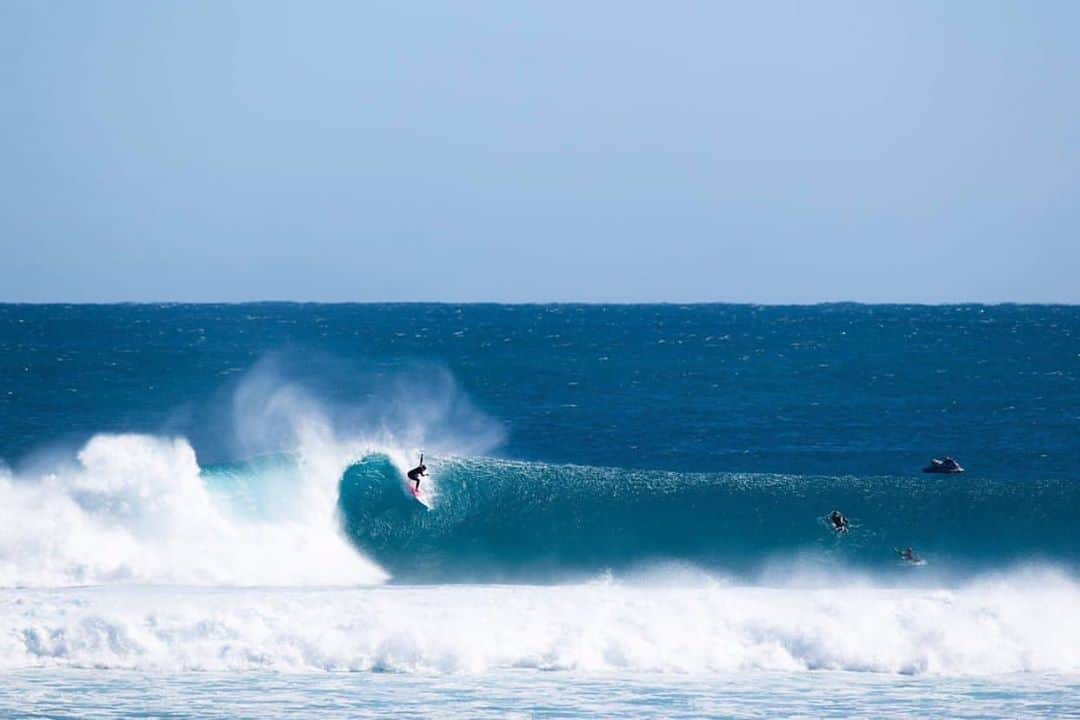 フェリシティー・パルマティアーのインスタグラム：「My new favourite wave 💗 @chris_peel_photo」