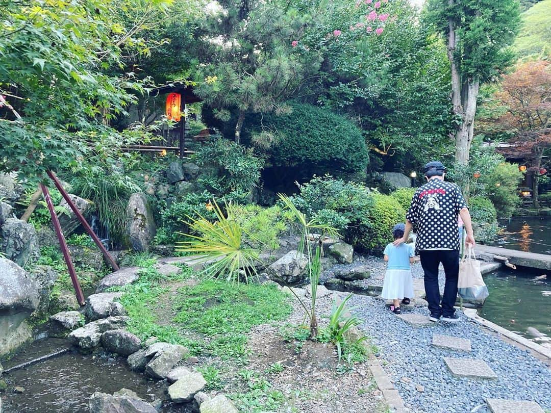 酒井莉加のインスタグラム：「今年の夏は何処にも旅行に行けなかったので、高尾山の近くで川魚を食べた❤️ お店の横に池があり、鯉やアヒルに餌をあげて喜ぶ子供達。 お正月には旅行に行けるように願う☺️ でも、家族一緒だと旅行に行けなくても毎日楽しいよね❤️  もうそろそろ秋が来る。 暑かった毎日だったけど、夏はやっぱり楽しい☺️🍉🍧🍨 #夏休み　#思い出　#家族の時間」