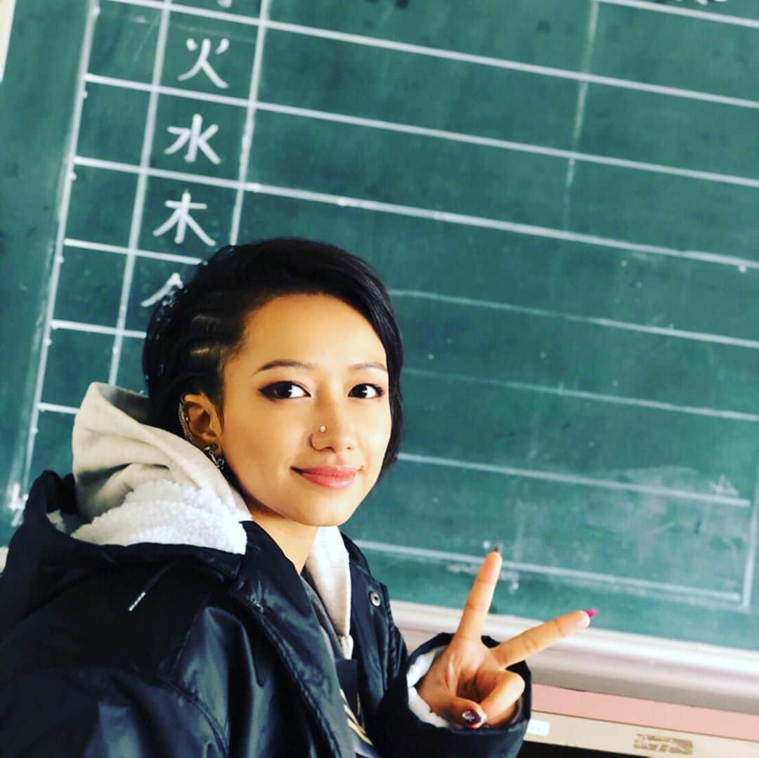 豊原江理佳さんのインスタグラム写真 - (豊原江理佳Instagram)「今年1月~出演していた ドラマ特区『ホームルーム』のDVDが 家に届き、観ていたら無性に オフショットを載せたくなったので 今更オフショットを載せます☺︎ マイペースすぎる私をお許しください…  それではどうぞヽ(･∀･` )っ  オフショット①  山本きらら編  #ドラマ特区ホームルーム #山田裕貴 #秋田汐梨 #豊原江理佳 #山本きらら」9月2日 9時49分 - erika_lunat