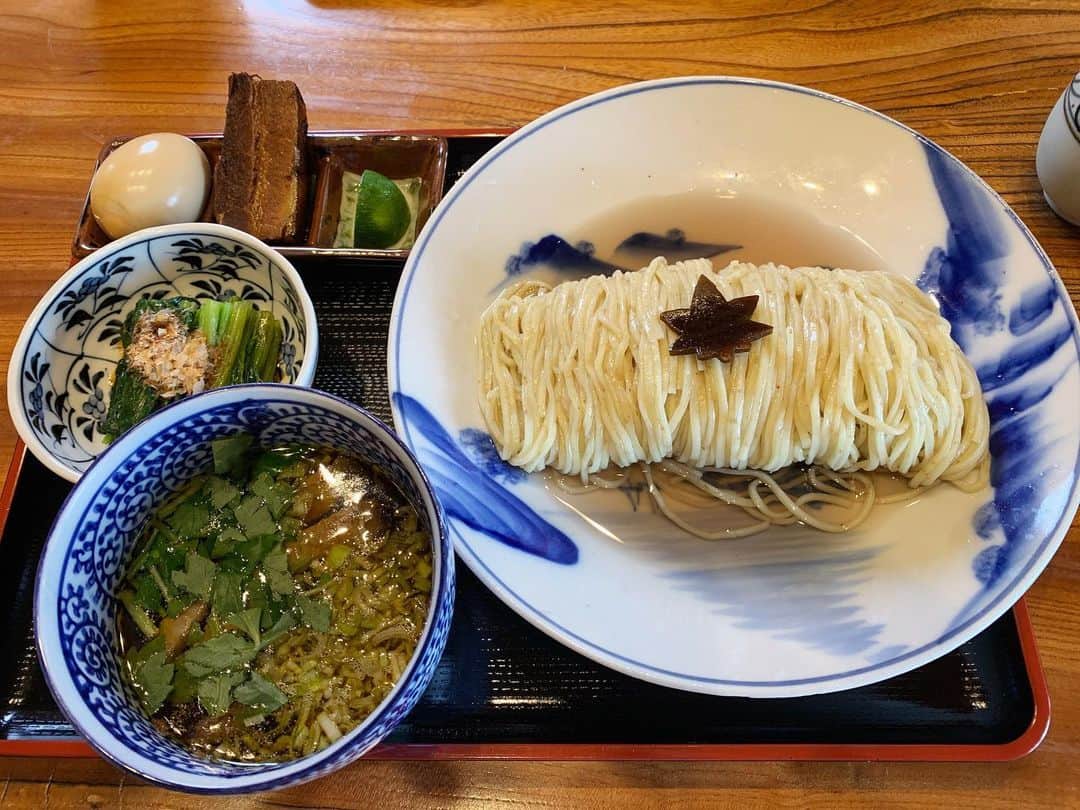 SUSURUさんのインスタグラム写真 - (SUSURUInstagram)「埼玉県・久喜市にて、去年最も話題になったつけ麺をいただきました🍥 麺にかかっているのは海苔だし！自家製の中細麺に絡まる磯感がたまりません。 ほんのり甘味と酸味のあるつけ汁は麺をスルスルといただけるさっぱり味で激ウマ😍 上品さの中にノスタルジックな雰囲気もあり、全体のバランスもとても良い一杯でした。 今度はラーメンもいただきたいです！ #susuru_tv #1710日目 #食煅もみじ #久喜市 #埼玉 #特製つけそば #超うまい  #ラーメン #らーめん #ramen #ラーメン部 #ramennoodles #毎日ラーメン生活 #麺スタグラム #japaneseramen #japanramen #foodstagram #foodie #noodles #instanoodle #instaramen #instafood #susururecommended #つけ麺 #つけめん #埼玉つけ麺 #埼玉ラーメン」9月2日 9時50分 - susuru_tv