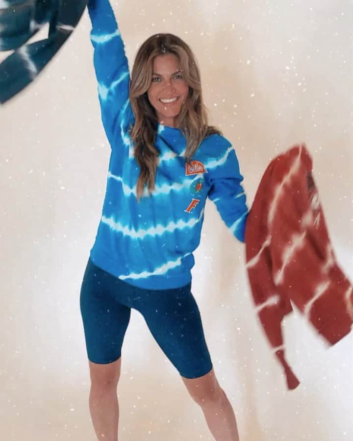 エリン・アンドリューズのインスタグラム：「Are you ready for #CollegeColorsDay??? @wearbyea has you covered! Check out @fanatics now! Yay!!! #AnyWEAR  #EveryWEAR #ncaa #gators #rolltide #hookem #tiedye #tiedyefashion」