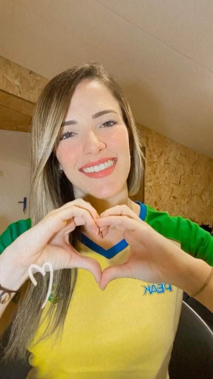 ナターリア・ガウジオのインスタグラム：「Fiz alguns vídeos que iam para os stories, mas como é um assunto muito importante, ficou grande e preferi colocar aqui pra vocês!! Num momento onde vemos tantas coisas difíceis no esporte, tantos problemas que muitos atletas, técnicos e clubes vem enfrentando... Gostaria de compartilhar e exaltar com vocês tudo de bom que o esporte nos proporciona!! Nós sabemos que mesmo diante de tantas dificuldades, o esporte é uma ferramenta de transformação em nossas vidas, o esporte em seu real sentido só deve trazer coisas boas!! O Espírito Olímpico vive em nossos corações e precisa ser espalhado pro mundo!! Vejo que muitas mudanças e melhorias vem sendo feitas pelas maiores instituições do Esporte no Brasil e no Mundo para combater o “lado ruim” de tudo que vem acontecendo no meio esportivo e isso já um grande avanço, tenho certeza que estamos no caminho certo!! Eu como representante e presidente da Comissão de Atletas da CBG, afirmo que devemos lutar por um esporte limpo, saudável e justo para todos!! Graças a Deus e aos profissionais maravilhosos que tive na minha vida, eu pude aproveitar e desfrutar e vivo até hoje o MELHOR que o esporte tem a oferecer!! Eu faço esporte por que eu AMO e sou FELIZ assim!! Sem o esporte eu nada seria!! GRATIDÃO ETERNA a todas as oportunidades que o esporte me trouxe!! Convido vocês a compartilharem as experiências lindas que tiveram com o esporte!! Vamos espalhar nosso amor e gratidão pelo esporte e pelos profissionais de Educação Física, pois graças a eles podemos fazer o que tanto amamos!! ✨🙏🏻😍🤸🏼‍♀️💪🏻🇧🇷❤️」
