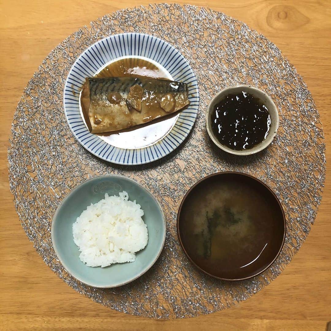 みのり(26)＠東京 ダイエットのインスタグラム：「朝ごはん . . ごはん　c40 わかめの味噌汁 サバの味噌煮 もずく酢 . . おはようございます！ やっぱり和食がいいね〜(どの口) . . しばらくは食べログ辞めて 自炊がんばろうかな〜 . . て思ってるんだけどね(てへへ) . . ◉ライザップ公認の紹介アンバサダーです。 〜紹介特典で、お安く入会できます〜 . ▶︎全国どの店舗でもOK ▶︎カウンセリング予約前にご連絡ください . 📺RIZAP TVCM出演 🏅RIZAP BMG ファイナリスト2017.2018 . #rizap #ライザップ #ダイエット #diet #レコーディングダイエット #ダイエッター #公開ダイエット  #朝ごはん #morning #食べて痩せる #おうちごはん #糖質制限 #低糖質ダイエット #和食 #クッキングラム #自炊女子 #腸内環境 #食事管理 #栄養  #cleanmeals  #lowglycemic #玄米 #まいにちごはん部」