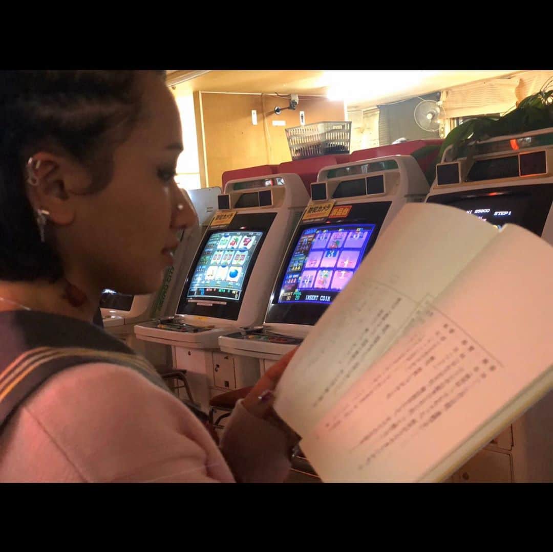 豊原江理佳のインスタグラム：「オフショット③  ゲームセンター編2  #ドラマ特区ホームルーム  #山田裕貴 #秋田汐梨 #豊原江理佳 #山本きらら #ゲームセンター」
