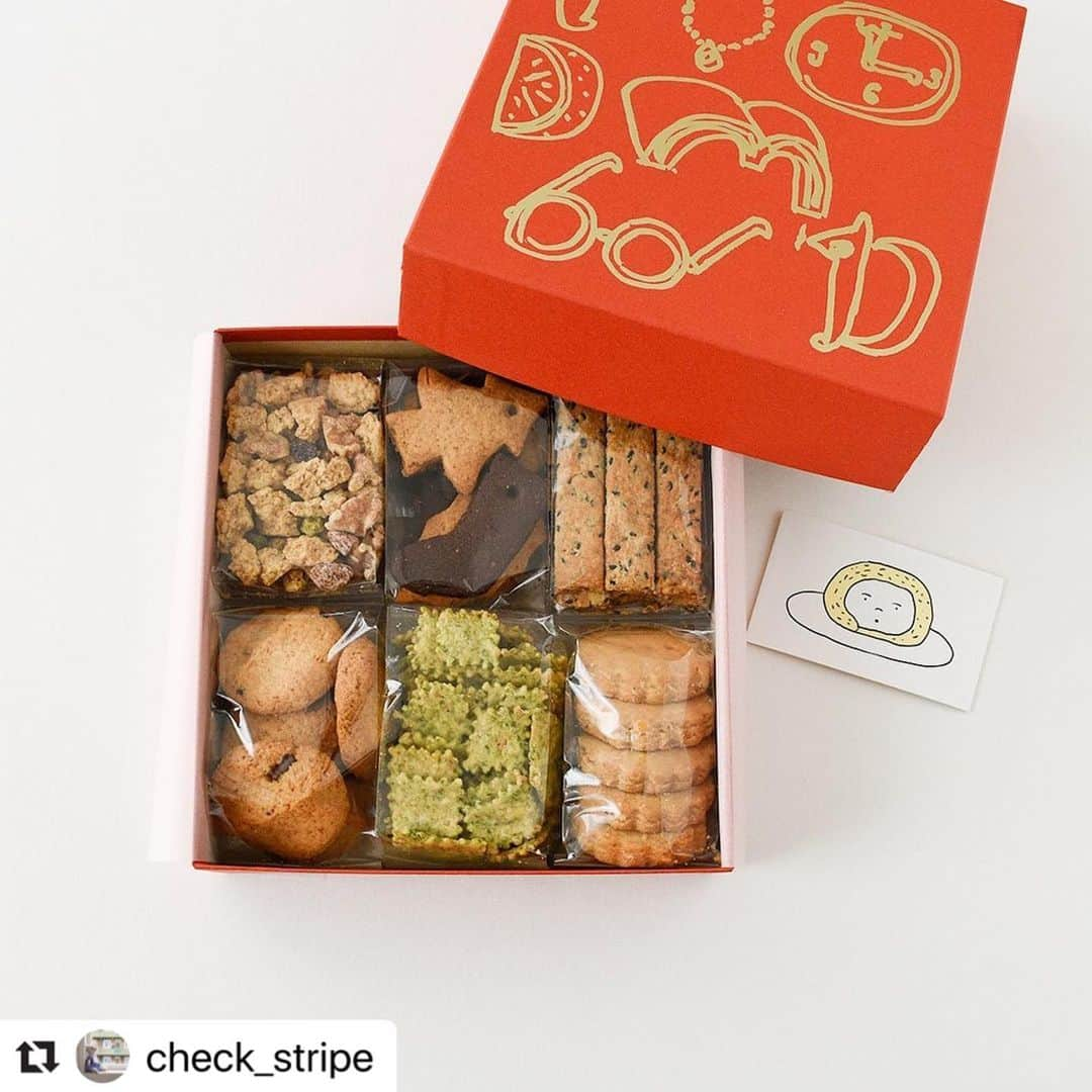 なかしましほ（foodmood）さんのインスタグラム写真 - (なかしましほ（foodmood）Instagram)「#Repost @check_stripe with @make_repost ・・・ ただいま「ONLINE SHOP」でご紹介中の「2020年冬の贈り物予約販売」では「フードムード なかしましほさんのクッキーBOX 」を紹介しております。  ごはんのようなおやつの店、「フードムード」 @foodmoodshop  　@nakashimashiho519 が手がける、粉の風味を生かしてじっくり焼き上げたクッキーの詰め合わせBOXです。バターは使わずに、菜種油を使って作っています。  ウィンタージンジャークッキーは、すりおろしたしょうががたっぷり入ったぴりっと辛いクッキー。穴をあけていますので、お好きなひもを通して、オーナメントクッキーとしてもお楽しみいただけます。 ごまみそクッキーは、定番のごまクッキーに味噌を加えた、冬限定のこっくり甘じょっぱいクッキー。 ピーナツバタークッキーは、一番人気の厚焼きほろほろクッキー。たっぷりのピーナツバターとメープルシロップを使っています。 青のりとカシューナッツのクラッカーは、やさしい塩味に香ばしいのりの風味が広がります。お酒のおつまみにも。 メイプルグラノーラは、長く作り続けている定番のグラノーラです。メイプルシロップのリッチな生地に、ナッツやドライフルーツをトッピング。このままクッキーのようにつまむのはもちろん、ミルクやアイスにも合います。 チョコとココナツのドロップクッキーは、たっぷりのココナツとごろっとチョコチャンクが入ったクッキーです。  オーナメント用のカットクロスは、C&Sコットンパピエギンガムチェックの赤になかしましほさんのロゴとクッキーの形をプリントしました。カット線と縫い線もプリントしていますので、カットして手縫いで作れるとても簡単なオーナメントです。 裏はC&Sコットンパピエストライプの赤を使用しています。 とても簡単に作れますので、お子さまと一緒にお作りいただくこともできると思います。 刺しゅう糸、わた、吊り下げ用の糸(サンプルはゴールドの刺しゅう糸を使用しています)は別途ご用意ください。 クッキーBOXとのセットで少しお買い得になっています。  ぜひONLINE SHOPをご覧ください。 （プロフィールのURLよりご覧いただけます）  ☆ご注文受付期間：2020年9月1日～9月25日正午(発送開始予定：12月上旬～中旬開始) ご注文まとめ受付期間：9月23日午前9時まで(詳しくは販売ページをご確認ください) 本体価格5,000円以上お買い上げの場合、全国一律送料無料です。  ☆特典 今回ご注文いただいたお客様全員にC&Sオリジナルの布が印刷されたメッセージカードを3枚お付けします。  #なかしましほ さん #フードムード さん  @nakashimashiho519 @foodmoodshop  @foodmoodstaff   #checkandstripe」9月2日 9時55分 - foodmoodshop