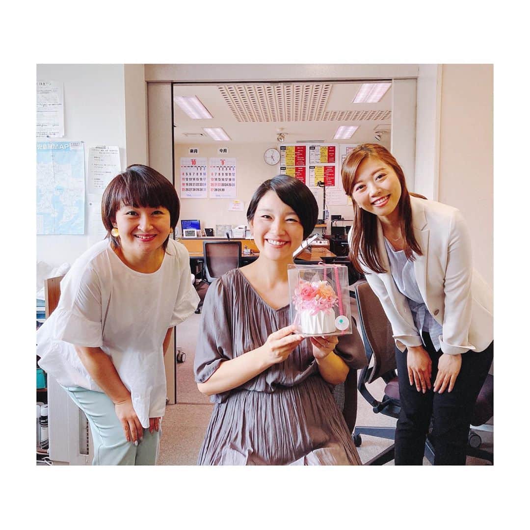 のインスタグラム：「2020.09.02  私事ですが、来月に出産を控え、 本日より産休に入りました。  日に日に大きくなるお腹と、日に日に強くなる胎動を感じながら番組やニュースをお伝えするという経験は、かけがえのないとても幸せな時間となりました。  切迫で会社を休まないといけない時期やつわりで辛い時期もあり、会社のみなさんにはたくさん迷惑をかけてしまいましたが、いつも体調を気遣い支えてもらいました。  そして、番組やこちらにメッセージを下さったみなさん、温かいお言葉をありがとうございました。  前日… なぜか号泣する隣りの席の上塘ちゃん…(お腹の赤ちゃんの気持ちになったら涙が止まらなくなったそうです。どういうこと？🤣)、いつも笑顔で見守って下さっていた赤岩さんとゆうぐれOA前にパチリ☺️  そして、うね神様には、念願だった安産のご祈祷を行っていただきました✨  その様子はまたストーリーで⤴︎  コロナ禍の妊娠・出産ということで、私と同じように不安を抱えた妊婦さんも多いことと思います。  今この時を選んでやって来てくれた赤ちゃんとともに乗り越えて行きましょう！  お休みの間もちょこちょこ近況報告やこれまでのことなどお伝えしていきたいなと思っています。  引き続き、よろしくお願いします😊  二つの台風の影響が心配です。 どうぞ、お気をつけて。」