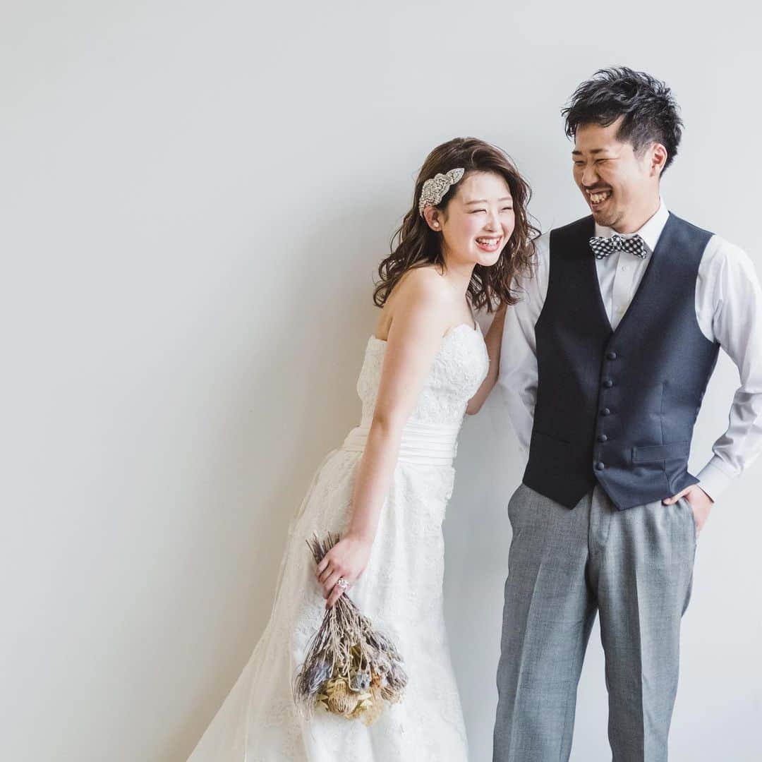 SWITCH SHOOTING PHOTO MAISONのインスタグラム：「笑顔が素敵なお2人✨シンプルな写真も笑顔で華やかでハッピーな1枚に📷  . 表参道 @switch.omotesando﻿ 大阪 @switch.umeda ﻿ 札幌 @switch.sapporo﻿ 鹿児島 @switch.kagoshima﻿ 品川 @switch.shinagawa﻿ . #switch表参道#switchomotesando #前撮り#後撮り#ウェディングフォト#フォトウェディング#フォトスタジオ #ブライダルフォト#結婚写真#結婚式前撮り#プレ花嫁﻿#花嫁準備﻿#ブライダルヘア#ウェディングヘア#おしゃれ花嫁#ドレス試着#結婚式#日本中のプレ花嫁さんと繋がりたい#ウェディングドレス#カラードレス#タキシード#和装前撮り#色打掛#白無垢#韓国フォトウェディング#関東花嫁﻿」