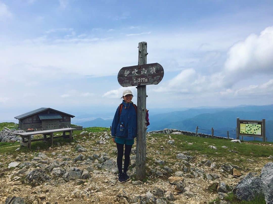 のインスタグラム：「. #伊吹山 登山⛰ . 登ってる時苦しいのだけど山頂からの景色を見ると登って良かったなぁと毎度達成感で気持ちがすーっきりする！ . 登山中は暑いのに山頂に着くと気温が下がるし強風吹き荒れて歯カチカチさせてしまうほど凍えた🥶😂 . 半袖で汗だくだったのに山頂着いた途端マウンテンパーカとインナーダウンベスト着ても寒くて長時間滞在できなかった…せっかくゆっくりしたかったのに…☺️ . 伊吹山は山頂に食堂があるからそこで温かいお蕎麦とおでん食べたよ🍢 凍える身体に沁みた。 ＿＿＿＿＿＿＿＿＿＿＿＿＿＿＿＿＿＿＿＿＿＿＿＿＿ #trip #travel #japan #shiga #mountain #climbing #hiking #summer #outdoor #旅行 #旅 #滋賀 #滋賀県 #滋賀観光 #登山 #山登り #山ガール #登山女子 #山 #アウトドア」