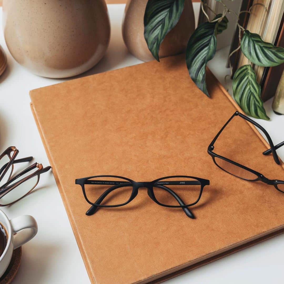 のインスタグラム：「Where convenience meets style 💫 The ready-made readers are designed with functionality in mind. At the bridge, there’s a durable hinge that allows your readers to fold up easily. It also comes with blue light lens protection already for your readers.   Ready-made in 3 magnification strengths (+1.50, +2.00, +2.50) with blue light lenses. Oval in shape and available in 2 colorways: black and brown tortoise haze. A handy mini compact case and cloth. All included. Shop now: jins.com/us/foldable-readers」