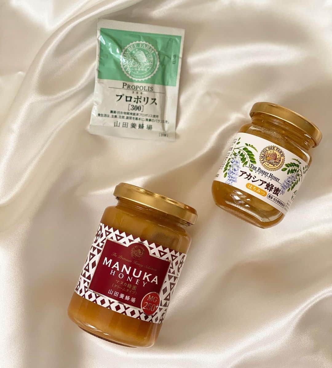 ImotoEtsuyo さんのインスタグラム写真 - (ImotoEtsuyo Instagram)「NHK の情報番組 「あさイチ」で　はちみつの健康効果が 紹介されていました。  免疫アップ習慣として はちみつの効果が紹介されていたので 益々はちみつのパワーが気になります。  私は、健康習慣として山田養蜂場の 「マヌカ蜂蜜」「アカシア蜂蜜」を そのまま食べたり、飲み物や お料理に使ったりしています。 お砂糖よりカロリーが少なく ヘルシーですよね。  養蜂の専門家山田養蜂場の プロポリス300は ソフトカプセルになってるので プロポリスの味が苦手な方にも🎵 小粒で飲みやすいですよ！  @apitherapy_cosmetics #pr #コロナ対策 #マヌカ蜂蜜 #プロポリス #山田養蜂場 #おうち時間 #抗菌 #はちみつ #蜂蜜 #あさイチ #アカシア蜂蜜 #はちみつ好き」9月2日 10時07分 - bisuhada