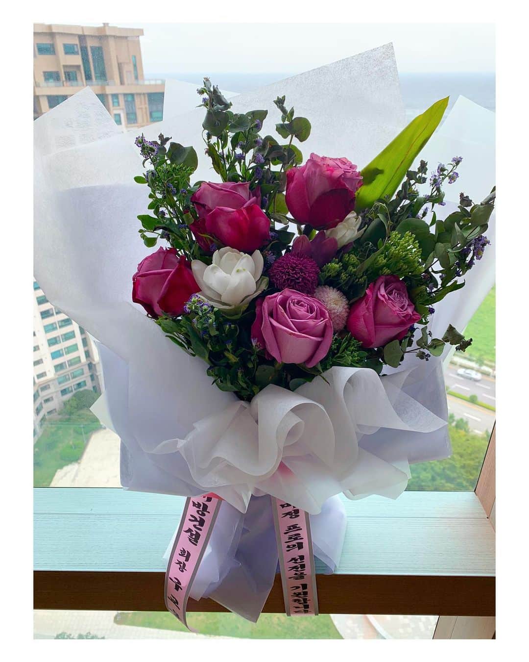 ハー・ミジョンのインスタグラム：「#대방건설 #감사합니다 #💐」