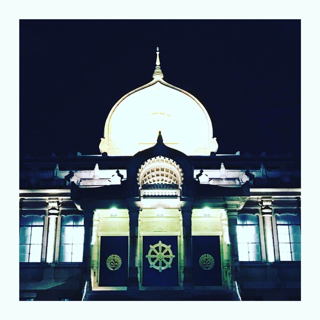 谷口賢志のインスタグラム：「心を静かに。  #築地本願寺 #谷口賢志」