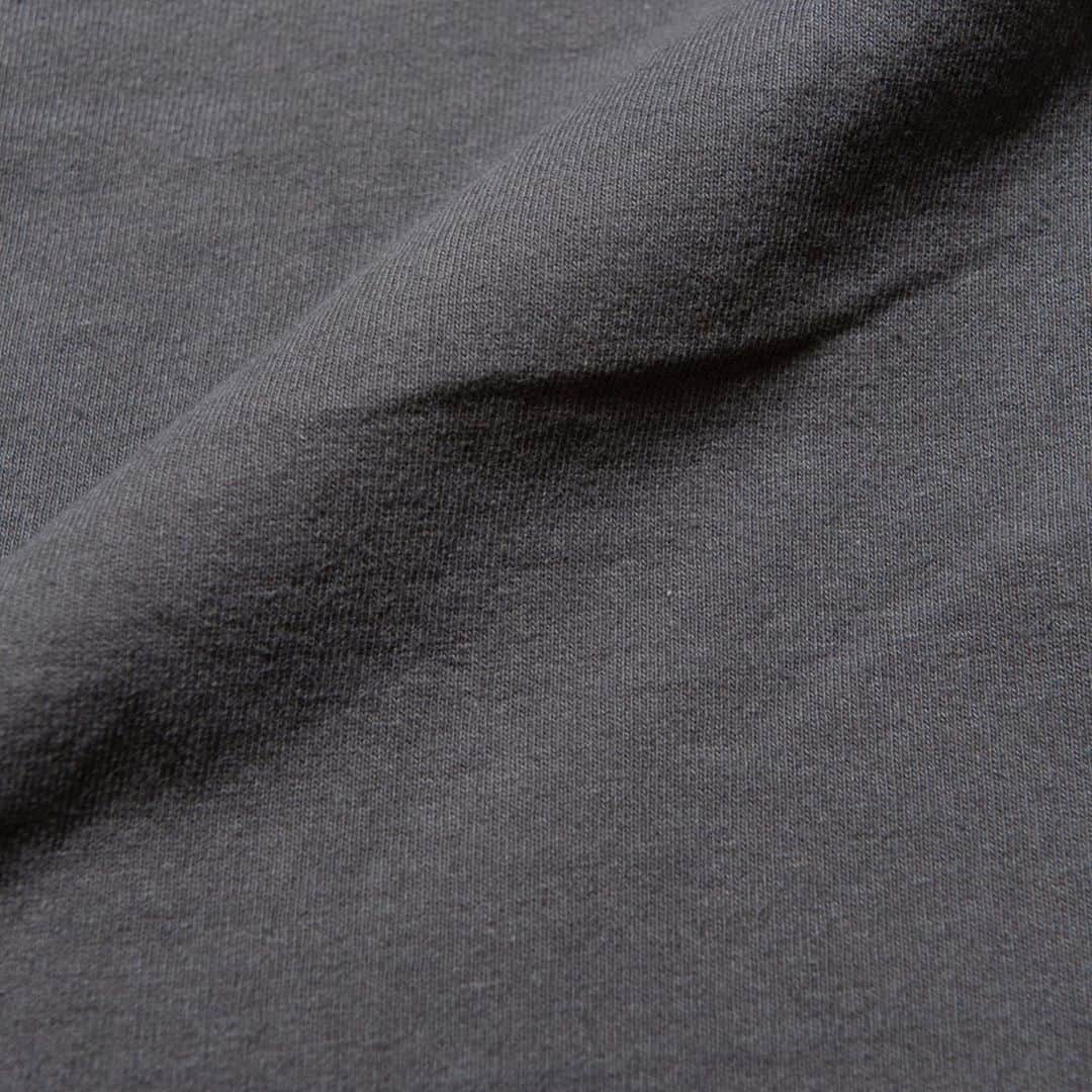 サウンドマンさんのインスタグラム写真 - (サウンドマンInstagram)「ゆったりとしたシルエットと 大容量のフラップ付きポケット を左脇に叩いたカーゴポケット長袖Tシャツ。  10番の空紡糸にて編みたてた  ドライタッチのヘビー天竺を使用。	 ヘビーユースに対応できる  Soundman定番の9分袖丈Tシャツ。	 '20AWは3色展開。 こちらは合わせやすいアッシュグレー。 #soundman #サウンドマン #2020aw #mensfashion #madeinjapan  #pockettee  #heritagestyle  #heritagemenswear  #military  #vintagestyle  #heavyweight  #少量生産」9月2日 10時27分 - soundman.jp