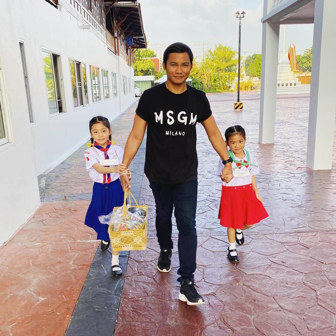 トニー・ジャーのインスタグラム：「A dad's primary, underlying job isn't control. #THE REAL JOB OF DADS#❤️👨‍👩‍👧‍👦🙏🇹🇭」