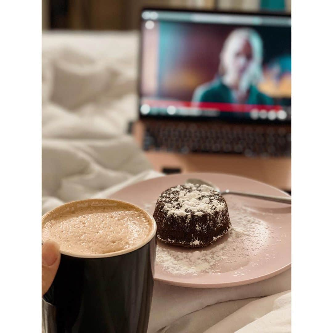 ラリッサ・リケルメさんのインスタグラム写真 - (ラリッサ・リケルメInstagram)「Con este clima..🥰 #volcandechocolate #coffee #dalgonacoffee @fio_di_latte」9月2日 10時24分 - larissariquelme