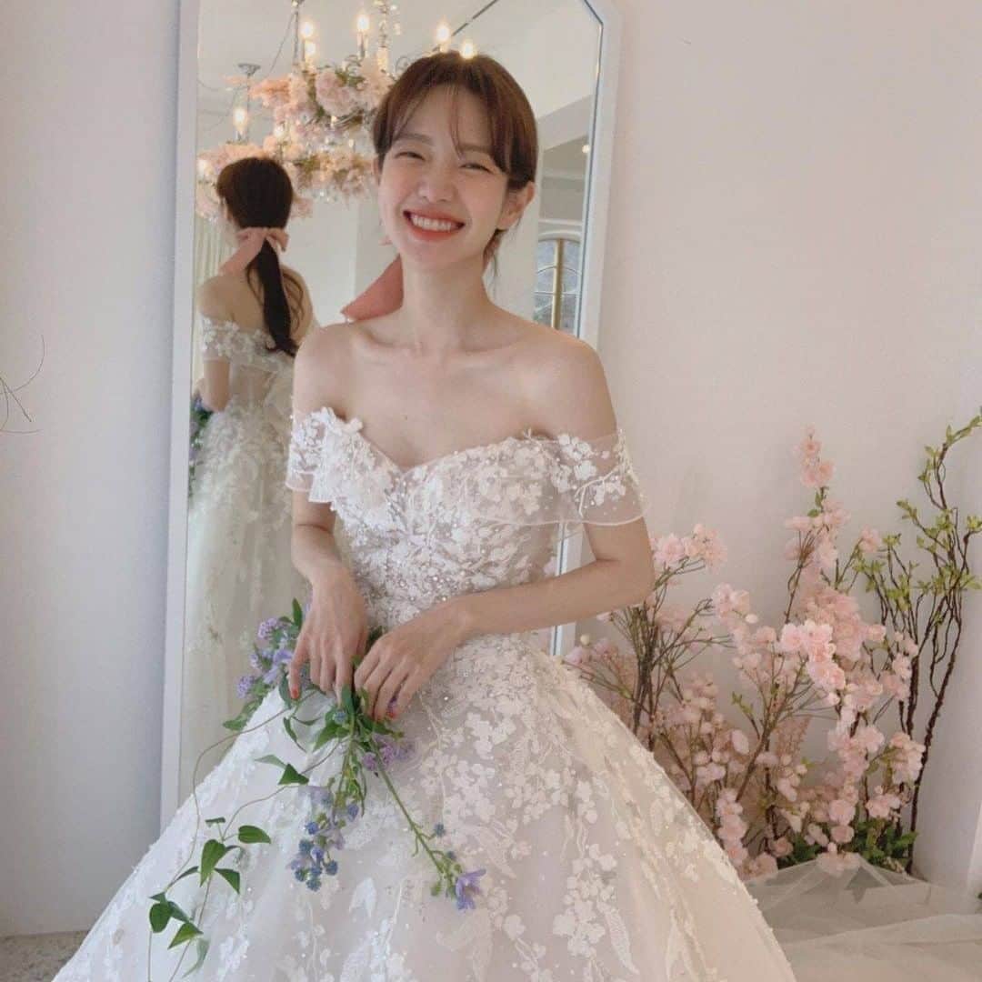 ♡プラコレWedding·⋆*さんのインスタグラム写真 - (♡プラコレWedding·⋆*Instagram)「@placolewedding【#Dressy花嫁 】【#プラコレ】をつけて投稿&フォローしてね♩ . ＝＝＝＝＝＝＝＝ 韓国花嫁の #ウェディングヘア 特集💐 . お洒落でロマンチックな 韓国フォトは日本でも、 とっても大人気なんです♡  美容大国、韓国は、 ウェディング業界にも とっても力を入れているんです♥ 最先端のトレンドをぜひcheckしてみて* . ＝＝＝＝＝＝＝＝ 👗Photo by... 1、2枚目>@rosasposa_choimyungさん 3枚目>@milkwd1104さん 4枚目>@roserosa.weddingさん ＝＝＝＝＝＝＝＝ 『#Dressy花嫁』『#プラコレ』の ハッシュタグをつけて写真をUPしてね✦ 花嫁アプリ『Dressy by プラコレ』の 記事に掲載＆リグラムされるかも♩ . みなさまからのいいねや保存 コメントをお待ちしています♥ 「このウェディングドレス可愛い！」 「ヘアスタイルも気になる！！」 「今の花嫁さんの流行りは！？」etc. . ＝＝＝＝＝＝＝＝ 花嫁アプリでは、 プロのアドバイザーに結婚式の相談を何度でも♡ ウェディングドレスの記事や、 自分のウェディングレポを残せちゃう♡” . ＞＞＞TOPのURLからcheck ⋈ @placolewedding ＞＞＞結婚のご相談は プラコレウェディングアドバイザーへ♡ @wedding_adviser ＞＞＞ウェディングレポを残したいなら、 farny by プラコレをcheck ✎ @farny_wedding ＞＞＞ウェディングアイデア＆DIYは ドレシーアイデアcheck ❁ @dressy_idea >>>素敵なドレスに出会いたい花嫁さま♡ @dressyonline_をcheck . ＝＝＝＝＝＝＝＝＝＝＝＝＝＝＝＝. #プレ花嫁 #卒花 #花嫁 #卒花嫁 #結婚 #結婚式 #結婚準備 #花嫁準備 #weddingtbt #ウェディングドレス #花嫁コーディネート #ウェディングヘア #farnyレポ #2020夏婚 #2020秋婚 #韓国花嫁 #ウェディングヘア #韓国フォトウェディング #韓国フォト #スタジオフォト #로즈로사 #웨딩드레스  #본식드레스  #봉드 #스튜디오원포토그라피」9月2日 10時25分 - placole_dressy