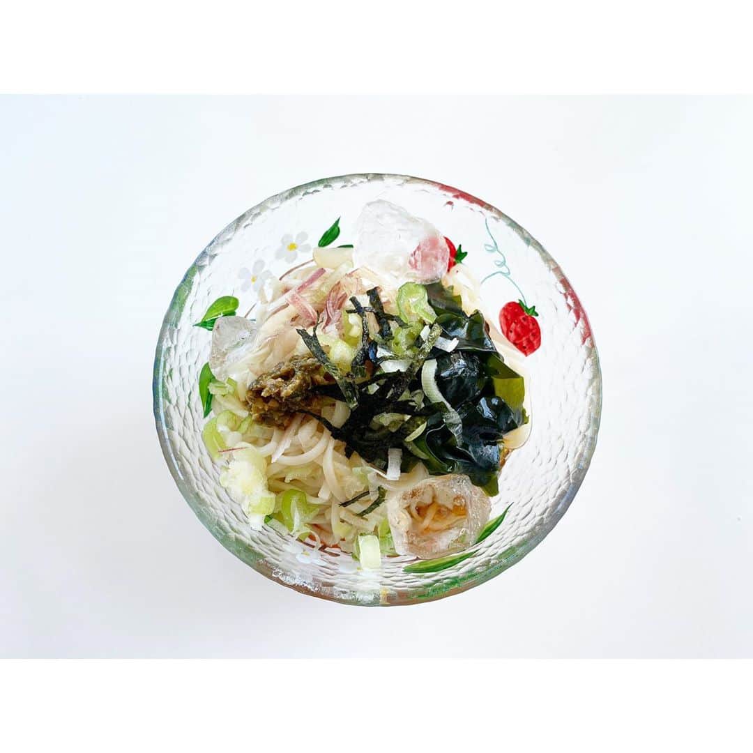 のインスタグラム：「冷やしうどん。  痩せたと思ったら痩せてなかった。 やっぱ炭水化物がダメなんだ。。 でも食べる。  さて、台風がとてもとても気になってます。 台風シーズンだなぁとも思うけど、慣れることなく、ケガする人がいませんように。。 九州大丈夫かな。。  #冷やしうどん　#吉竹さんちのゴハン」