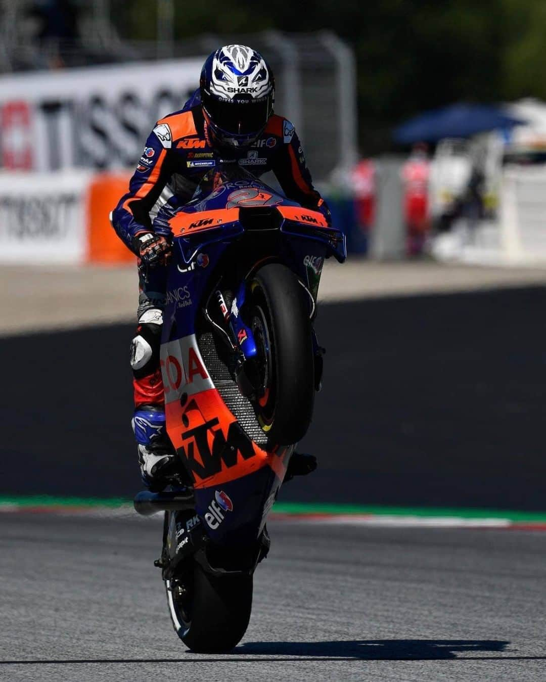 MotoGPさんのインスタグラム写真 - (MotoGPInstagram)「Happy #WheelieWednesday from the #MotoGP rookie @ikerlecuona_27 who celebrated his Top 10 finish at the #AustrianGP in style! 😎 #MotoGP 🏁」9月2日 16時00分 - motogp