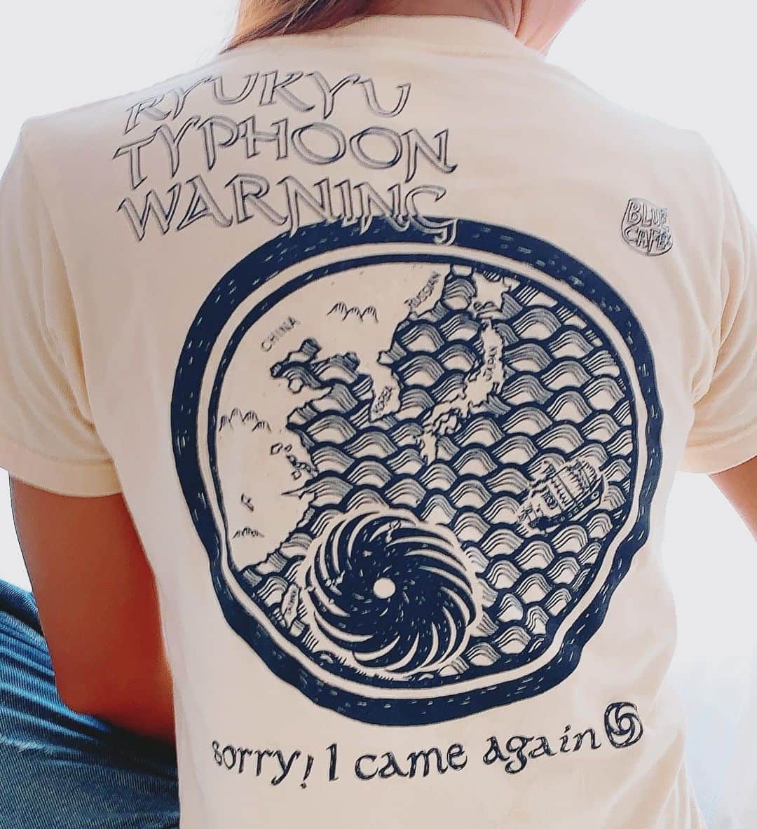 福田朋夏さんのインスタグラム写真 - (福田朋夏Instagram)「沖縄は台風9号は過ぎ去りました。 私の車の安否確認に行ったら、小さな部品が飛ばされて草むらにありました😭 直しに行かなくちゃ...🚗 でも、台風に悪気は無いわけで、自然災害はどうしようもできませんね。人間の小ささを凄く感じます。 そんは台風の事を思い、今日はこんなTシャツにしてみました。 Sorry! I came again 🌀　@otamingei のデザインです。 😱本当にまた台風来てるし... 皆さん、どうぞくれぐれもお気を付け下さいね🙏✨」9月2日 15時54分 - tomoka_fukuda