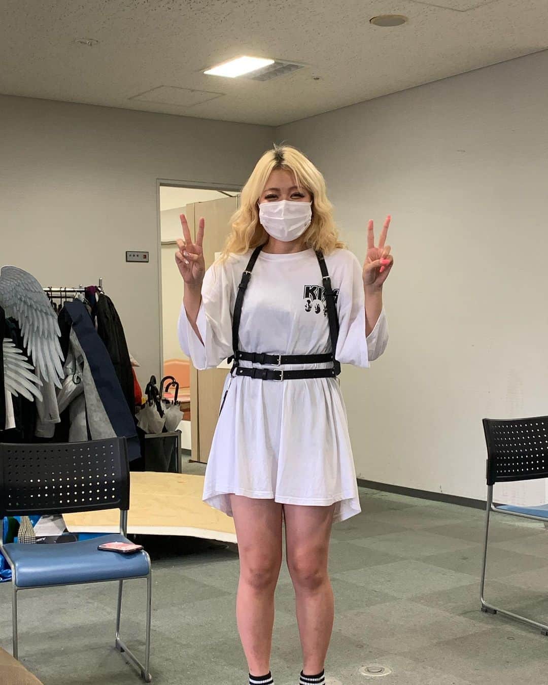 池田真一のインスタグラム：「エルフの荒川が刑事が拳銃入れるバンド付けてた！  ギャル刑事やったんか！ 新ドラマでありそう！」