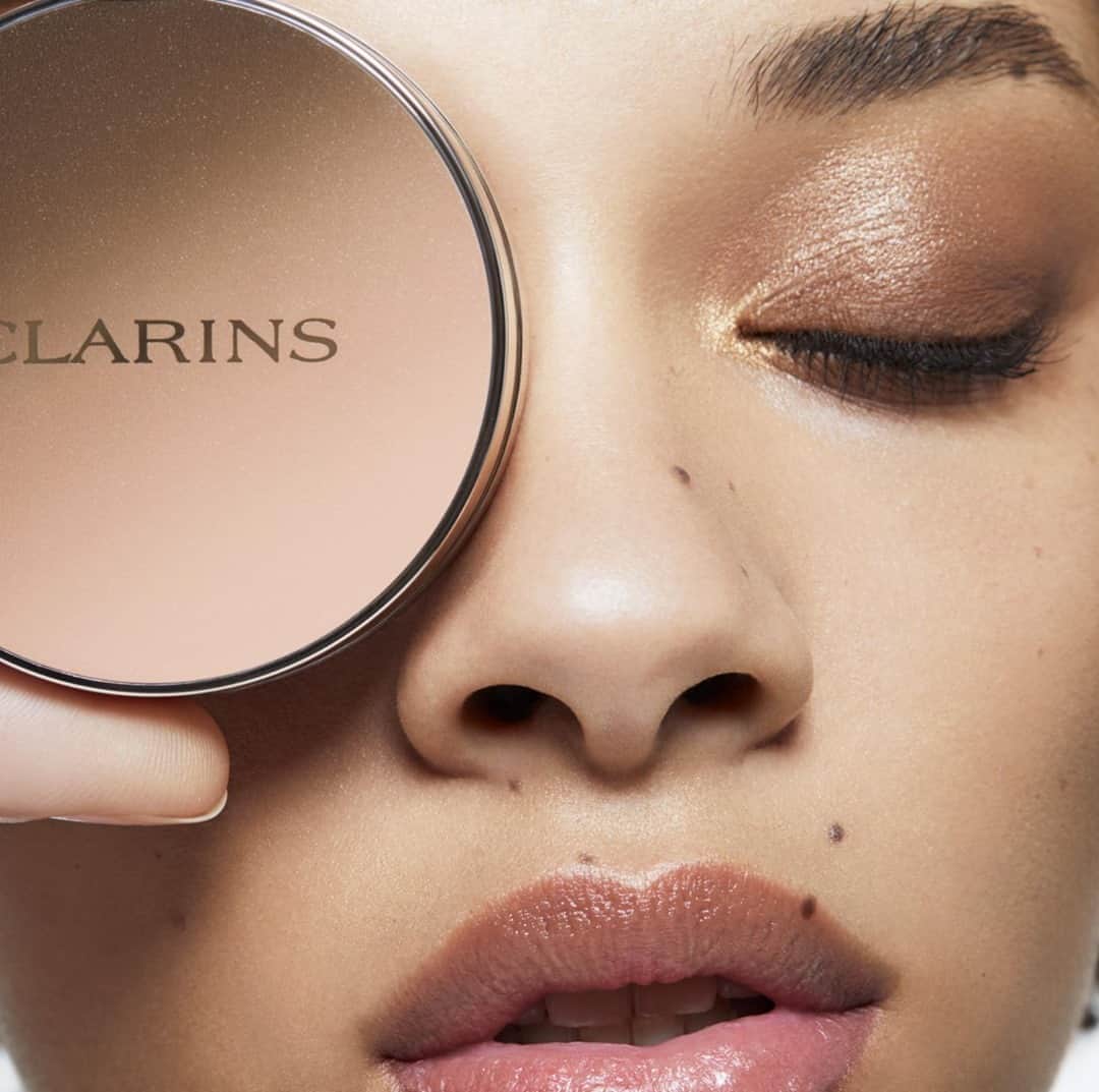 Clarins Canadaさんのインスタグラム写真 - (Clarins CanadaInstagram)「Accentuate your look with our 6 NEW eye shadow palettes and leave no one indifferent, even if you're wearing a mask!😘😷⁣ __________⁣ Accentuez votre regard avec nos 6 NOUVELLES harmonies de fards à paupières et ne laissez personne indifférent, même si vous portez un masque !😘😷⁣ .⁣ .⁣ .⁣ #Clarins #ItsAllAboutYou #ClarinsMakeUp #EasyCollection」9月2日 10時30分 - clarinscanada