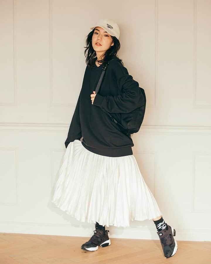のインスタグラム：「. - Reebok 2020FW WOMENS LOOKBOOK - カジュアルコーデからフィットネスコーデまで、最新アイテムをご紹介。  ----- リラックスフィットのストリートスタイル ----  #リーボック #リーボッククラシック #Style #ootd #コーディネート」