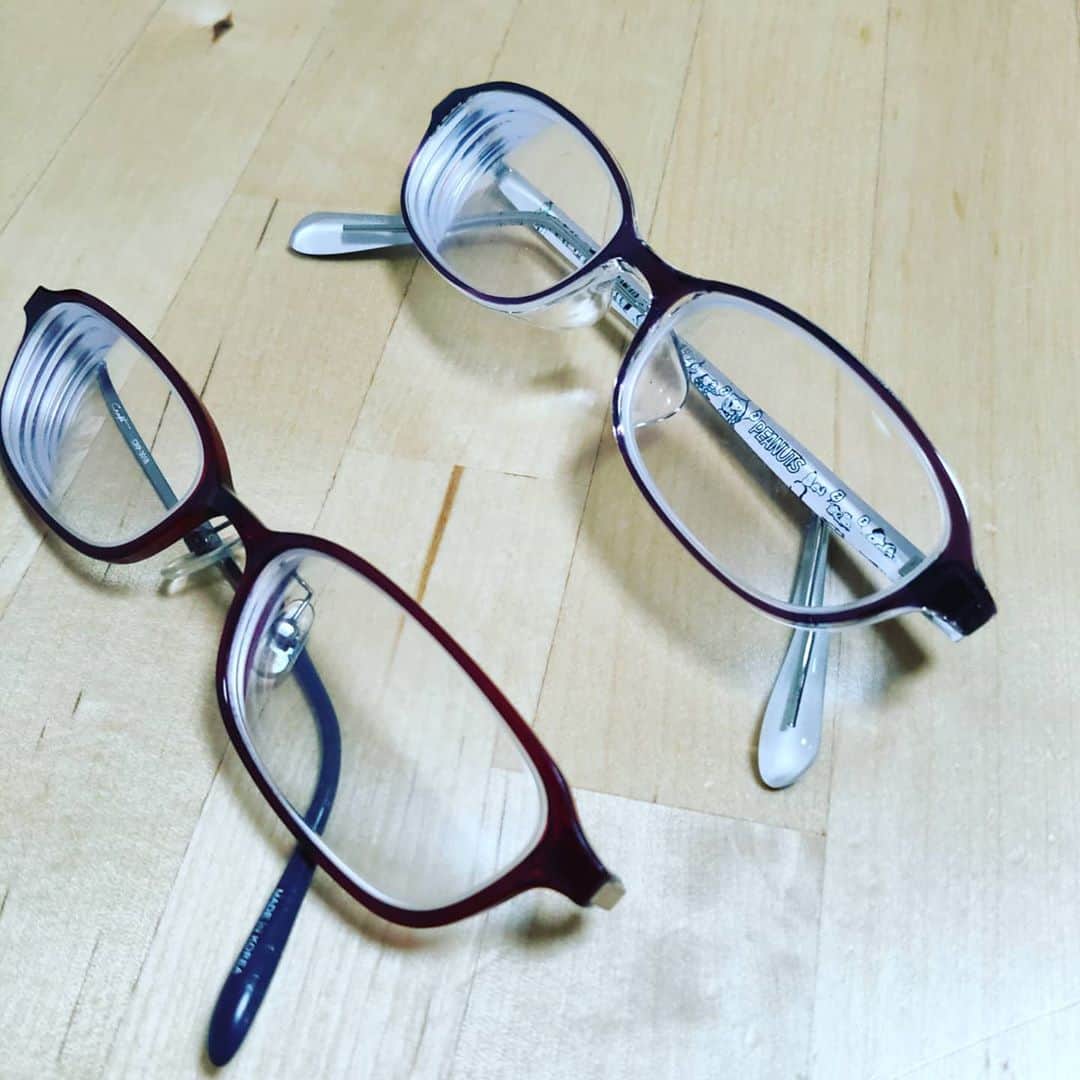 Ritsukoさんのインスタグラム写真 - (RitsukoInstagram)「○息子に壊されたメガネ ○先日新たに購入したメガネ  どちらも眼鏡市場で13800円。1番安いフレームやけども痛い出費。以前のも息子に壊されて購入、1年3ヶ月でまた壊された。(1年以内やと半額で修理らしい) ちなみに私は度数が10というド近眼に乱視も入ってて、超薄型レンズでも厚みあるねん。なんで、安いフレームの店で買っても、レンズオプションで結局高くついたりする。眼鏡市場はレンズオプション無料やけど、フレーム壊されるからなぁー( ；꒳​； )次の破損に備えて、安いスペアメガネ探そう。 #メガネ #おうちメガネ #眼鏡市場 #ド近眼 #普段はコンタクト #メガネ壊された」9月2日 10時45分 - litsuko721
