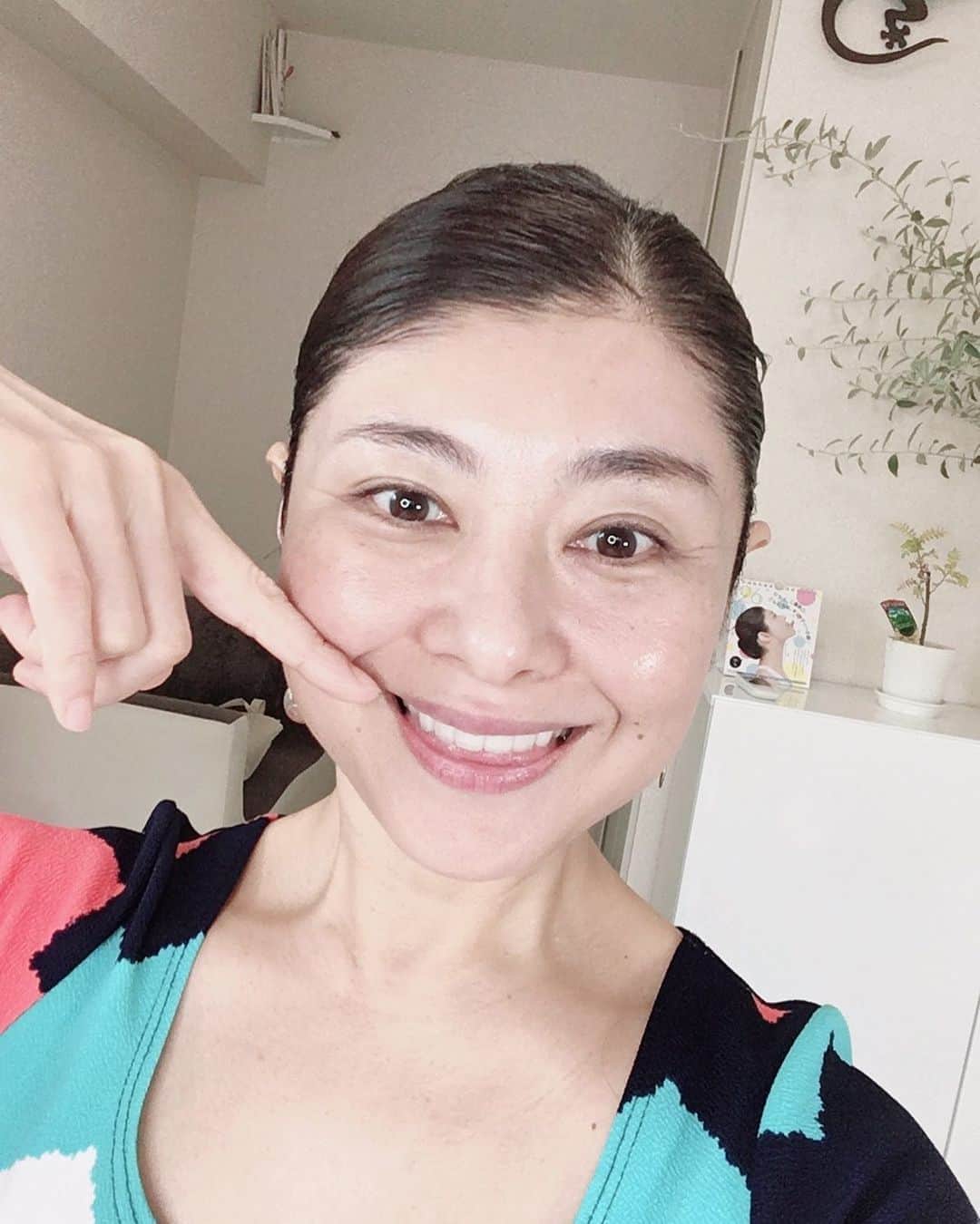 間々田佳子のインスタグラム：「LINEライブ終了‼️ お付き合いいただきありがとうございました😊🥰 テーマは口角アップでした！  #間々田佳子 #lineライブ生配信月一回 #笑顔を作ろう！ #口角あげよう！ なぜならば #人生が変わる から❣️  口角が上がらない！ 笑顔を作ることが苦手な方  #コアフェイストレーニング はじめましょう！」