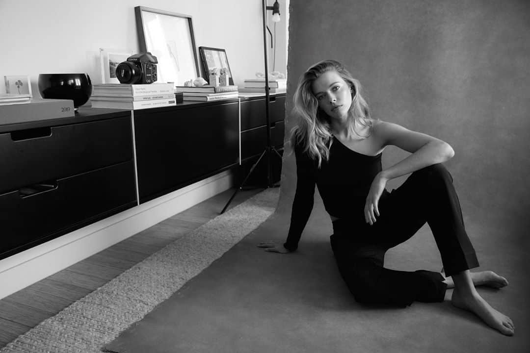 Victoria Leeのインスタグラム：「Sustainable and Australian made @bassike 🖤 @davidjonesstore #HomeOfAustralianFashion🤍」