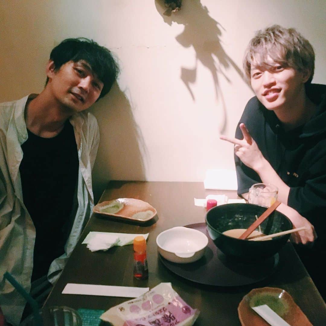 小林且弥さんのインスタグラム写真 - (小林且弥Instagram)「番組終わりの夜食。  #真修のシネスク #何も食べてなかったので #二人でサクッと夜食」9月2日 10時46分 - kobakatsu_1210