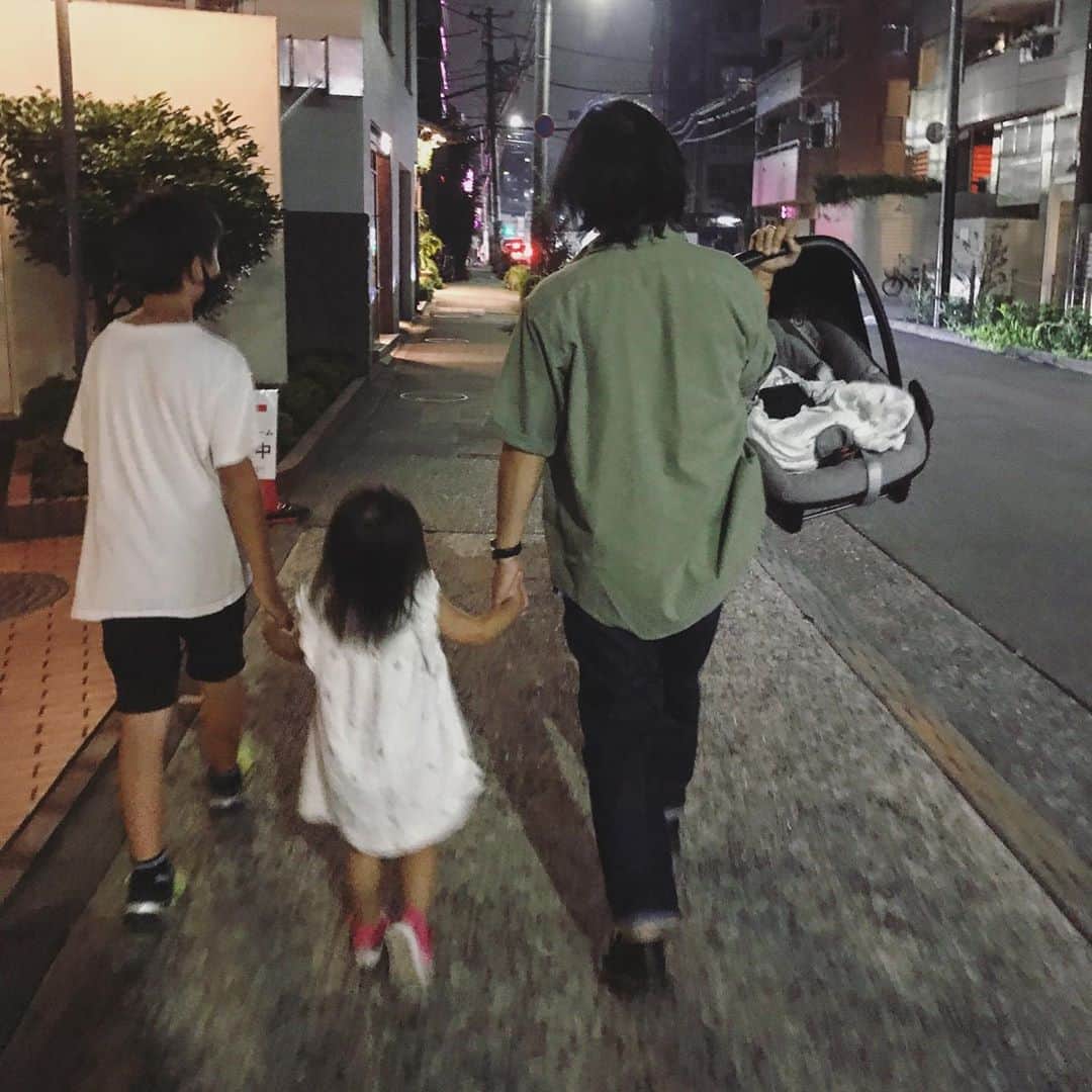 のインスタグラム：「三人の後ろ姿を見ると、 とても幸せな気持ちで満たされる💛  仕事終わりに合流して、 外食したときの写真。 疲れも吹き飛ぶね！  #宇宙人ポール#👽 #三児の母#三兄妹 #靴#忘れた#取りに行かなきゃ #👦👧👶🐶🐶🐱」
