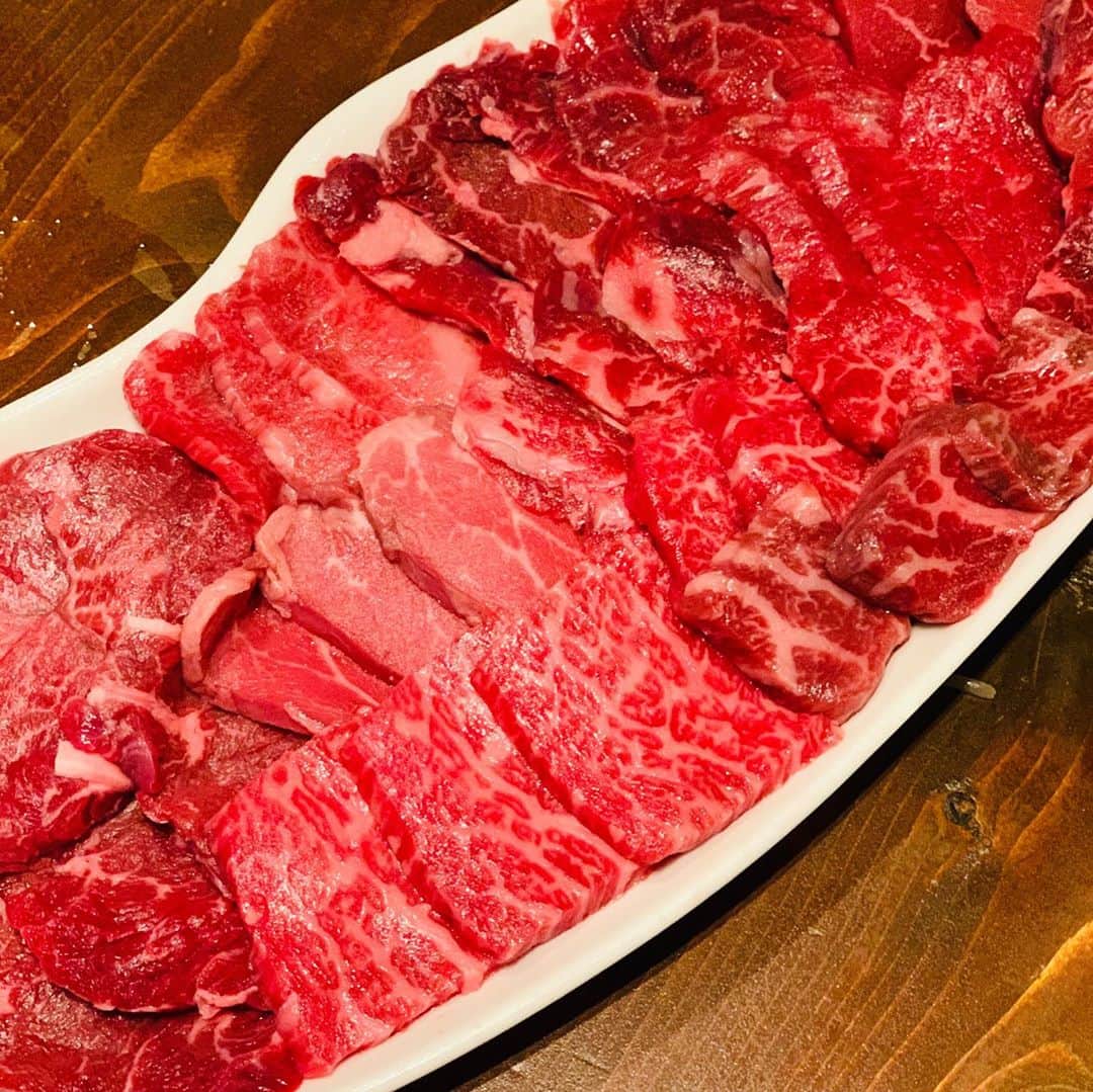 坂田陽子さんのインスタグラム写真 - (坂田陽子Instagram)「都内某所。「肉」の看板が目印。 ・ 鳥生ハムのスモーク、鹿レバーやタンなどの前菜に始まり、どんなにその美味しさに感動してもまだまだお腹は余裕。 ・ 13種の牛赤身肉は、ハラミ、カイノミ 、マキ、イチボ、外腿、シキンボ、ランプなどに加えネクタイ、えんぴつなんて珍しい部位まで😆 水分を保持したまま遠赤効果でジューシーに焼き上がるという 水晶プレートで大将が一枚一枚丁寧に焼いてくれます。 （これ、煙も出ないし、焦げ付きもほとんど無いから良い！欲しい🤣👍） ・ 絶妙なタイミングで 塩、レモン、タレと大将に指示頂く通りに食べると、肉肉しさの中にも、旨味が濃厚だったり、程よく脂との調和があったり、クセがあったりと、味も食感もそれぞれの個性が感じられて全然飽きない！ ・ 最後に豚ロースの脂で口の中が満たされると、より甘みが増幅されるという「口福感」を味わい ラーメンで締め。 ・ 大将の赤身劇場。（店名ではありません、私が勝手に付けた笑） また行きたいお店です😆 ・ ・ #赤身焼肉 #赤身肉」9月2日 10時54分 - yokosakata