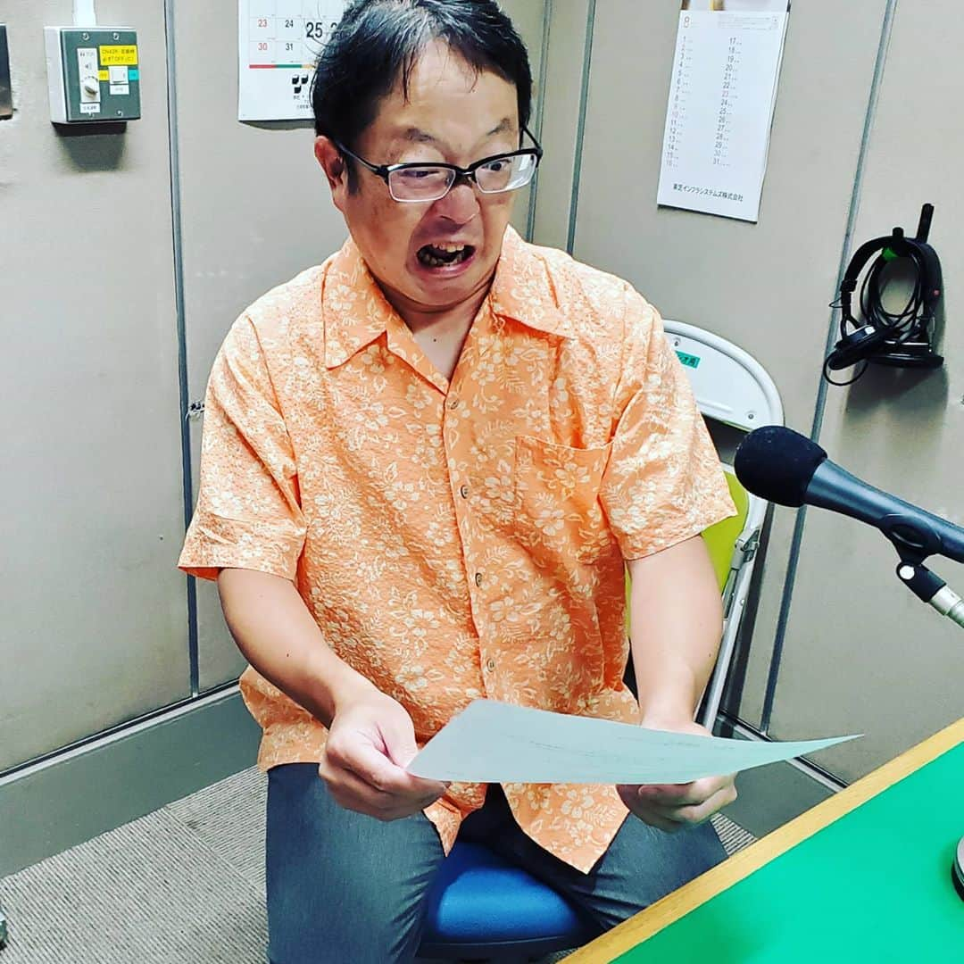 粉川真一さんのインスタグラム写真 - (粉川真一Instagram)「昨日は日本だじゃれ活用協会が定める「だじゃれの日」 そこで、笑いの殿堂チーム(5名)がそれぞれ、同協会認定の「だじゃら～検定試験」に挑んだところ、受験順に、 先鋒:らく生✕不合格 次鋒:妃美麿✕不合格 中堅:大黒○合格 副将:楽大○合格 大将:松吉○合格 となりました。  笑いの殿堂チームとしても3勝2敗の勝ち越しで、面目は保たれました。  なお、だじゃら～になれなかったらく生は、独自にダジャレニストとして頂点を目指し、妃美麿姉さんは自称ダジャレンヌダルクとして笑いの革命を起こします。  #写真は、不合格通知を受けとるらく生 #立川らく生の笑いの殿堂 #MRTラジオ」9月2日 10時49分 - mrt.kokawa