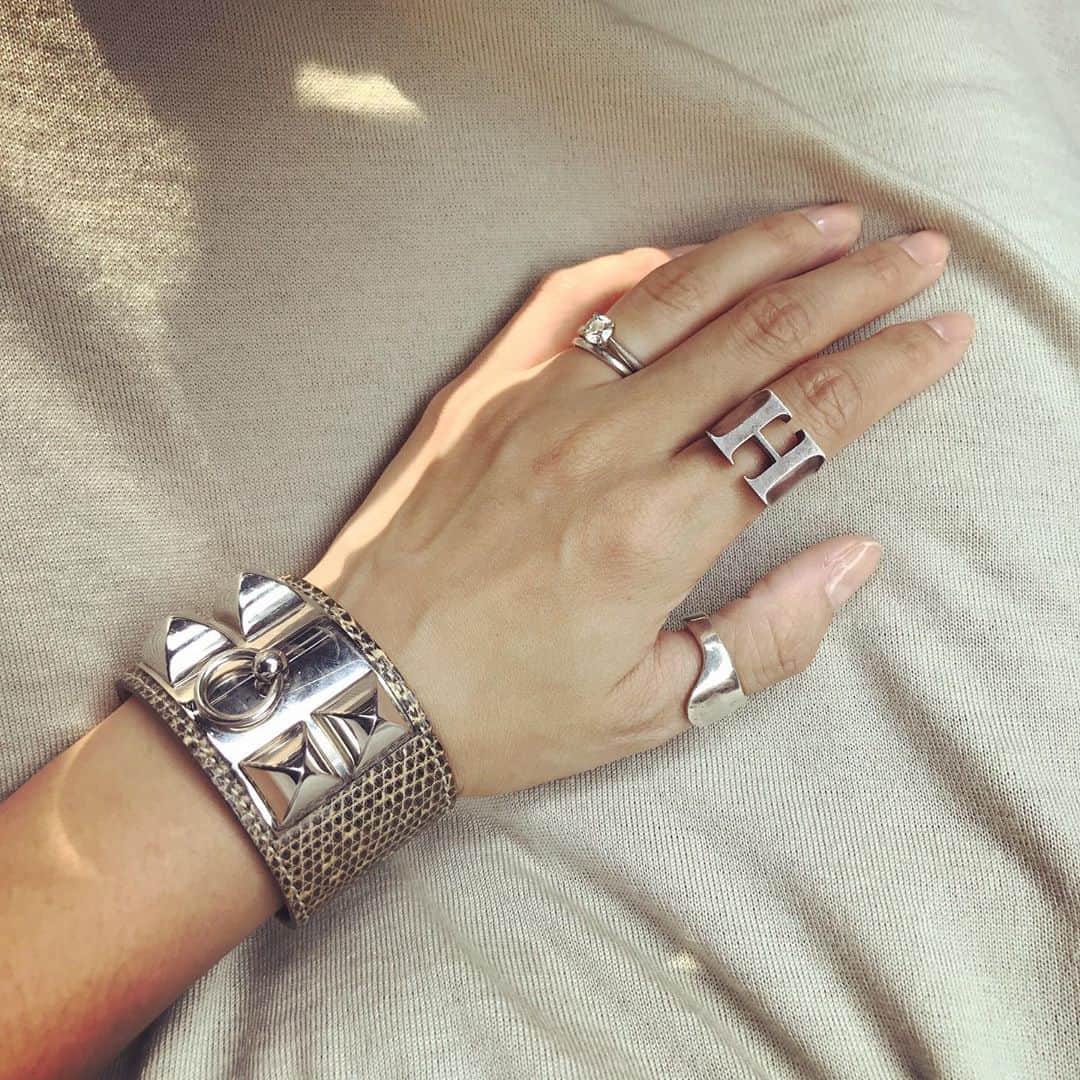 のインスタグラム：「左手のスタメン💍 エルメスのバングルは 数年前、ご褒美に買ったもの！  あんまり自分にご褒美って与えないんだけど、やっぱりご褒美という名目で買ったものは、テンション上がるね！笑 いつまでも大切にしたいもの。 #hermes#H#ring」