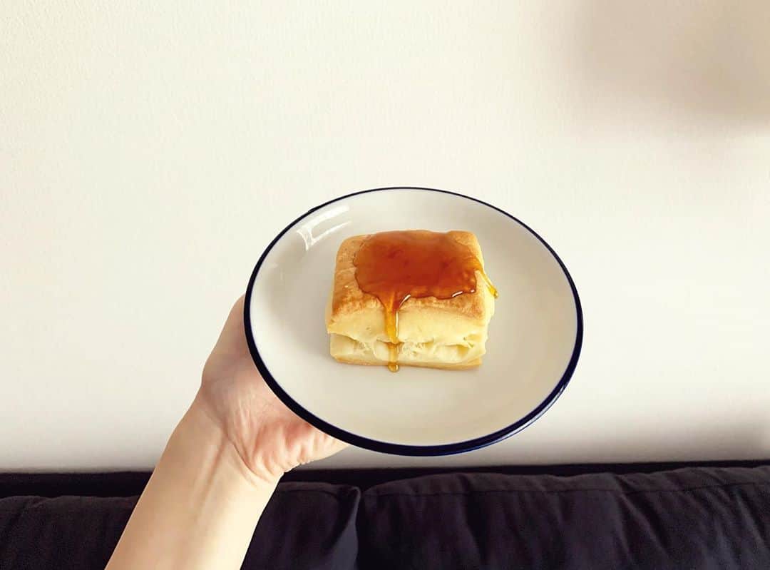 三浦サリーのインスタグラム：「. セブンの冷凍ホットビスケットが美味しい。。🍯」