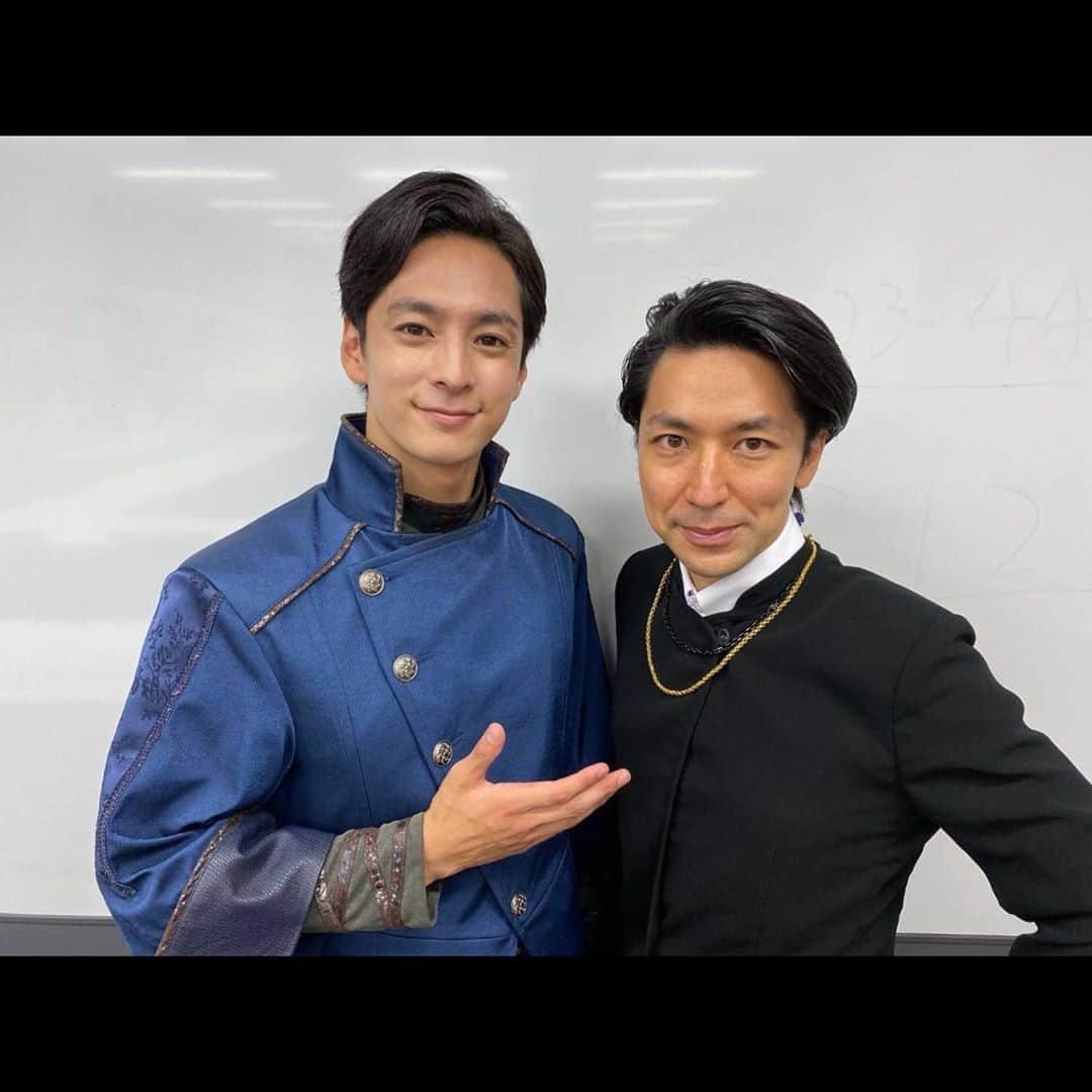 山口貴也さんのインスタグラム写真 - (山口貴也Instagram)「. 「仮面ライダーセイバー」エンディングテーマの中でダンスに挑戦しました。 歴代ライダーシリーズでは初となるダンスです！ 僕自身ダンスは初めてでしたが、3人で共に頑張ったので是非真似してみて下さいね。  #仮面ライダーセイバー  #TAKAHIRO 先生 #東京スカパラダイスオーケストラ さん #スカパラ さん」9月2日 10時59分 - takaya_yamaguchi_official