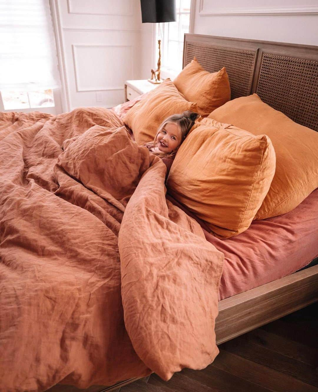 Amber Fillerup Clarkさんのインスタグラム写真 - (Amber Fillerup ClarkInstagram)「Some of my favorite shots with my favorite linens 💕 we are currently doing a giveaway with @dazedbutamazed and @milk.folk over on @daehair !! You can enter to win some haircare, linens, and vintage goods 👌🏻👌🏻」9月2日 11時00分 - amberfillerup