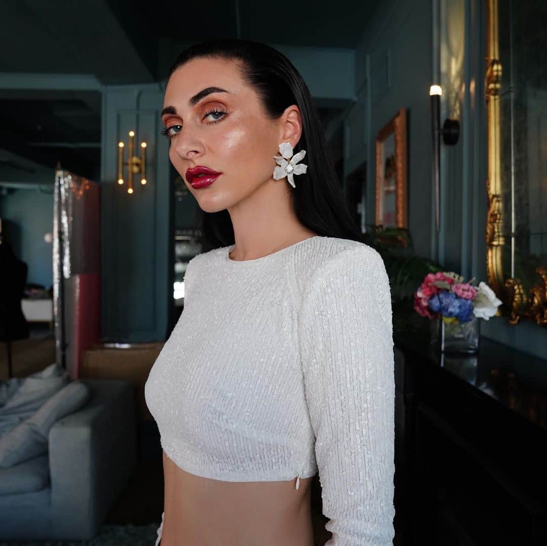 カーミンのインスタグラム：「just inhaled a bowl of lucky charms anyway guys go check out my new single   makeup @qveenstudio top @revolve earrings @lele_sadoughi」