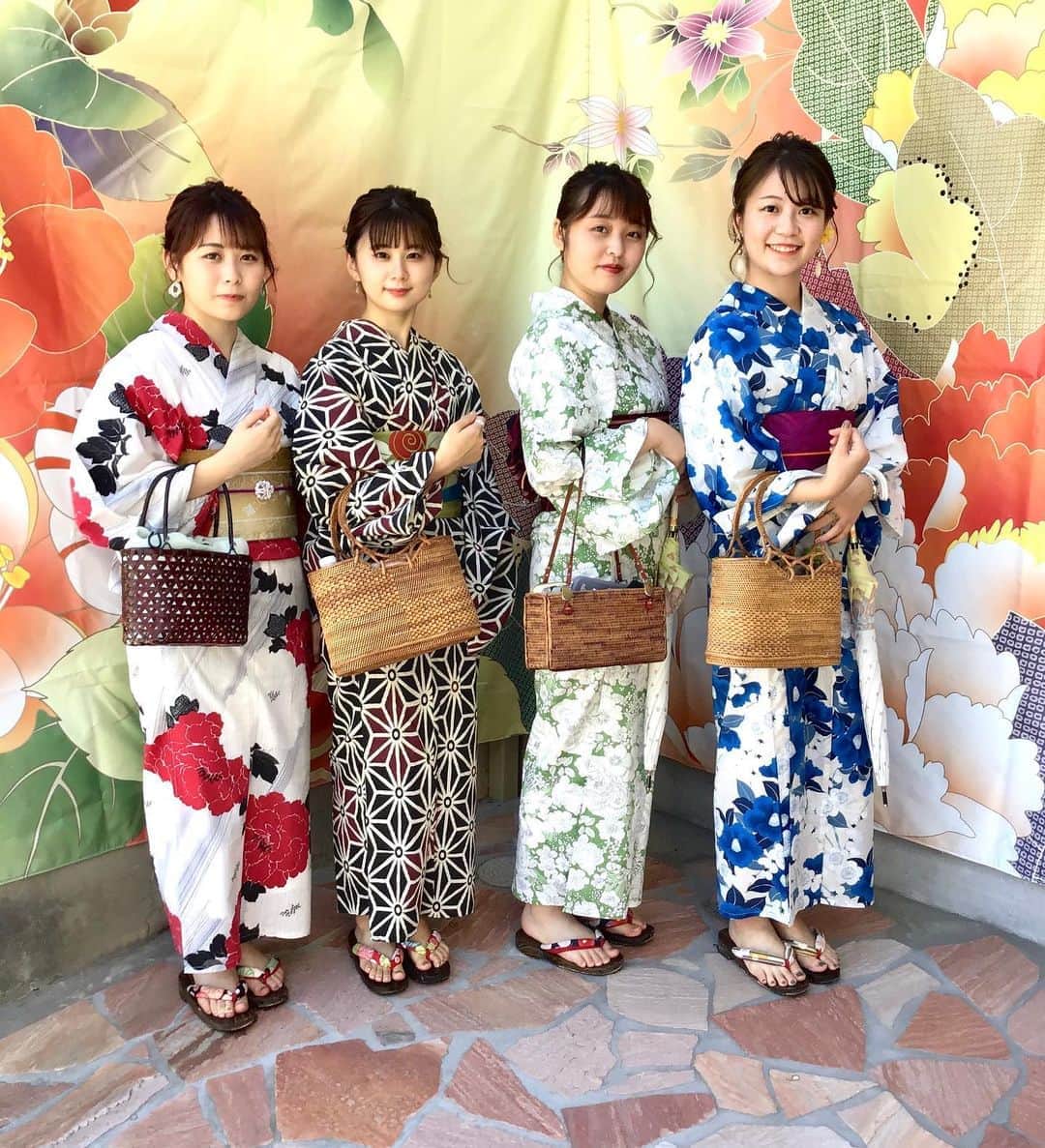 金沢着物レンタルshop心結〜kokoyui〜のインスタグラム：「4人ともとっても楽しそうでした😊💕　　 . バックも統一感があってとっても素敵です👜💕 .  ⚫︎金沢駅前 着物レンタル心結(ここゆい)  ⚫︎営業時間 : 9:00〜18:00 ⚫︎address : 金沢市本町1-3-39 ⚫︎tell : 076-221-7799 ⚫︎金沢駅から徒歩5分  ⚫︎コインパーキング補助あり  心結の着物一覧▶@kokoyui_kimono 振袖や袴はこちら▶@kokoyui_furisode 七五三やお子さんの着物はこちら▶@kokoyui753 . #浴衣 #浴衣ヘアアレンジ #浴衣レンタル  #浴衣コーデ  #浴衣美人 #浴衣男子 #ゆかた」
