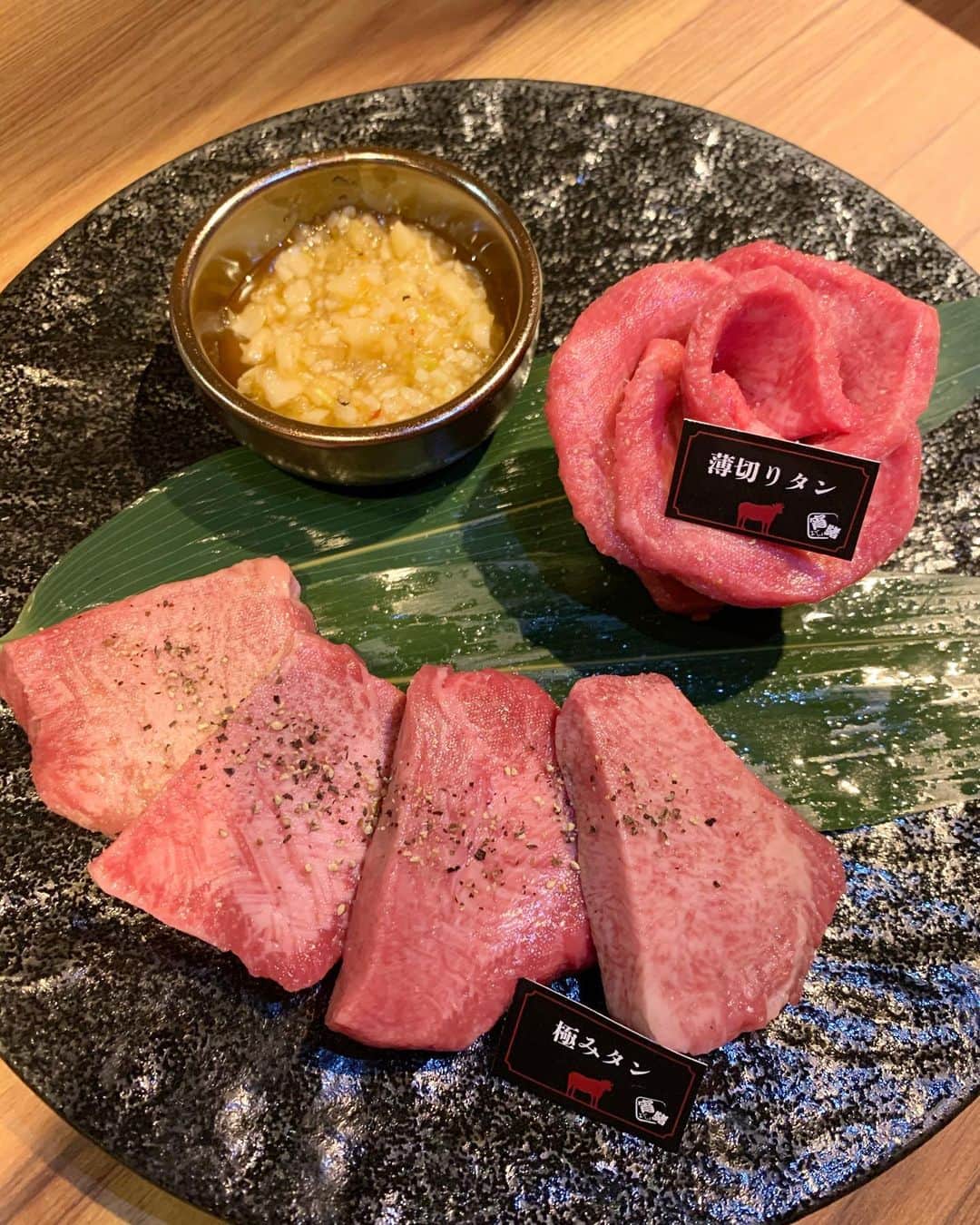 のインスタグラム：「新しく梅田にオープンした焼肉屋さんに行ってみた。店内は広く奥に半個室も有り綺麗なお店。場所も梅田でお初天神。20年続く焼肉屋さんみたいで確かにどれを食べても旨いし、ニラを巻いて食べたり、ワサビや、ニンニクをつけたりお肉に合わせて調味料やタレも選べる。 コスパも素晴らしいので、またリピしたいなぁ。やまろぐ4.0  @yakiniku.yoisho.umeda  #焼肉#梅田焼肉#お初天神 #お初天神グルメ #お初天神裏参道 #肉#肉しか勝たん  #やまろぐ #やまろぐ4越え#宵緒#焼肉宵緒#焼肉宵緒梅田店」