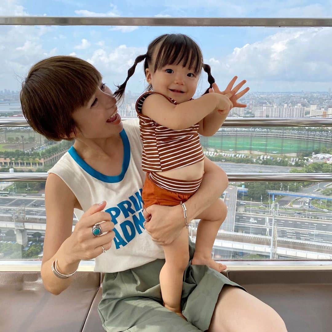 長谷川あやのインスタグラム：「🎡🎡🎡#tokyo#trip#travel#japan#あや旅成長日記#家族旅行#小夏のいる生活#葛西臨海公園 ・ ・ ・ 何年ぶりかわからないくらい 久しぶりに訪れた葛西臨海公園✨ ・ 家族で乗った2回目の観覧車も いい思い出になりました👧💓 ・ そういえば先日 #ダリア銀座スキンクリニック さんで #サーマクール を受けてきました✨ ・ 痛みが不安だったのですが 動画でわかるように全然耐えられる感じ😌💭 ・ 小顔はもちろんたるみやしわにも 効果があるみたいなので経過が楽しみ💛 （リフトアップは施術後すぐに 効果を感じることができました👀‼️） ・ 最後は家族で👨‍👩‍👧📸 なかなか3人で写真撮ること少ないから 何していいかわからない大人達！笑 ・ ・ ・ #ダリア銀座#ダリア美肌#スキンケア#美容皮膚科#サーマクールFLX#小顔 @dahliagsc @asuka_blair」
