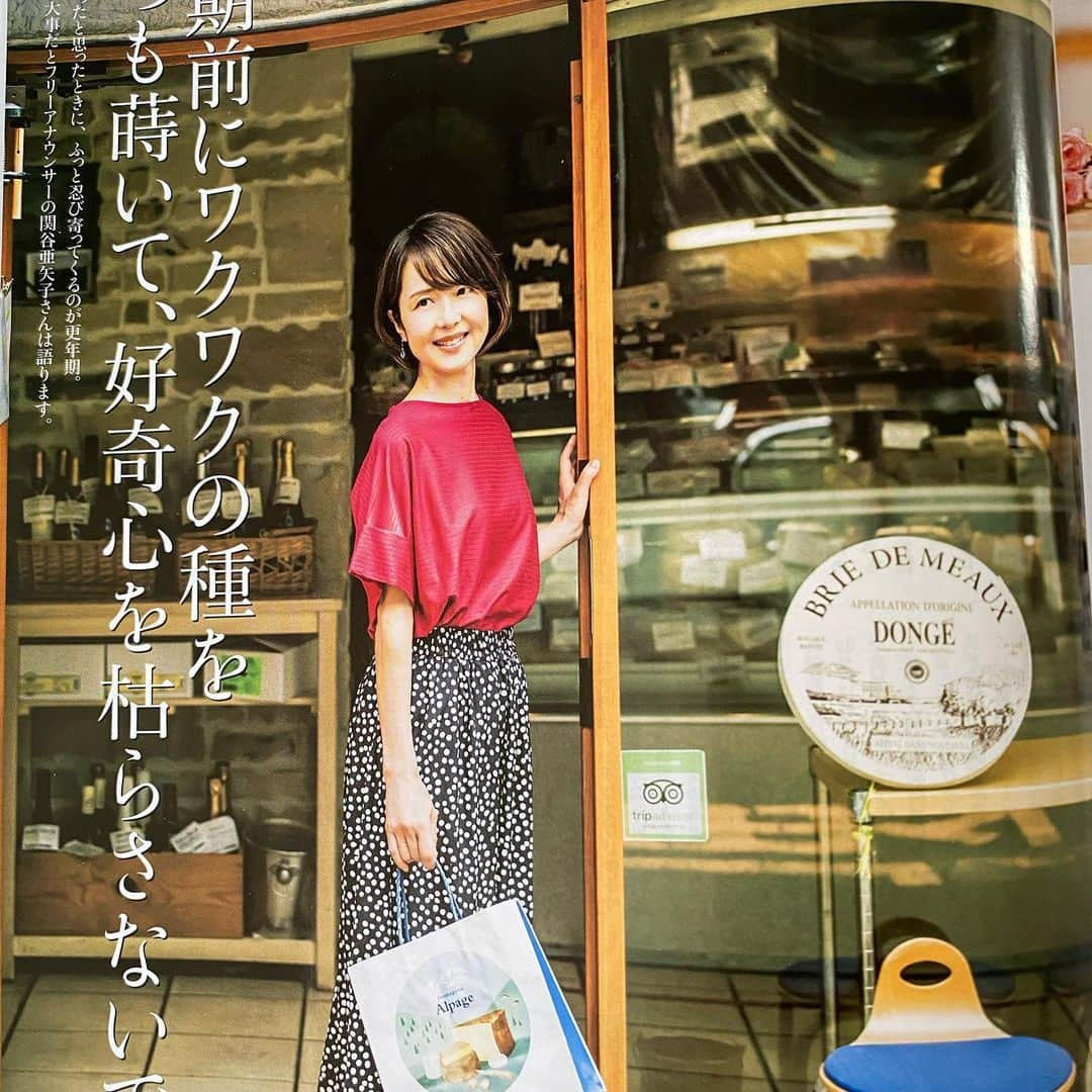 関谷亜矢子さんのインスタグラム写真 - (関谷亜矢子Instagram)「昨日発売の雑誌「STORY」10月号で私の元気の素を紹介させていただいています😊  連日雨だったのに、この日だけ晴れてラッキー。もちろん、大好きなチーズも、ご紹介😍神楽坂の素敵なチーズショップ #アルパージュ神楽坂 さんで撮影。ついついチーズも買い込んでしまいました。チーズは美味しいだけでなく、骨粗しょう症予防、肥満抑制にもいい！  そしてお仕事で一緒の杉山愛ちゃん @aisugiyamaofficial のご本「杉山愛のウィッシュリスト100」がきっかけで楽しい目標ができたこと。  どんな女性もやがては迎える更年期をいかに軽やかに乗り切るかについてもお話させていただきました。 少しでもヒントになれば嬉しいです😊  スタイリストのゆうくん @stylist_h.h 、メイクの太田さん、いつもながら、素晴らしいお仕事で助けていただき、ありがとうございました❣️  #story  #10月号  #更年期のクスリ  #チーズ好き #杉山愛のウィッシュリスト100  #関谷亜矢子」9月2日 11時26分 - ayakosekiya.516