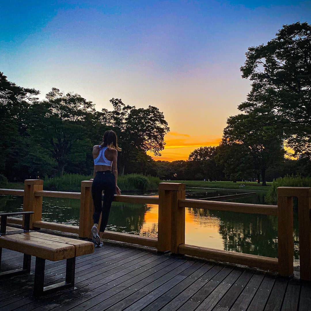 藤井アルダのインスタグラム：「we need more sunsets than Nextflix😌 . . .  #wellwestillneedNetflix #dontbesad #maybeweneedsunsetmovieonNetflix 　#loveyounetflix 😂  #１日一汗 #lululemon #sunset #lifeisgood #mivida #mividajapan」