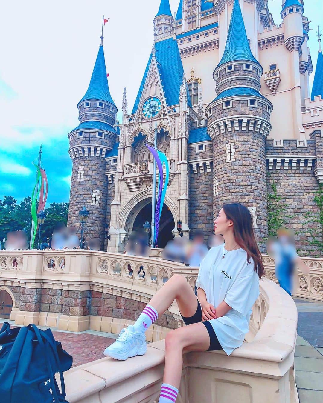 伊藤恵理のインスタグラム：「. . Tokyo Disney Land 🐭🏰🎀 . . 久しぶりの東京ディズニーランド🌼 ランドいつぶりだろ🤔ってくらい 全然行ってなかった🧸🎈 . 当日朝の9時に急遽ディズニー行くこと決定🤣‼️ 14時入園だったけど15時から入るルーズさ😂✌️ . 滞在時間5時間⏰ ちょうど良かった🌟 . しばらくディズニー投稿続きます💌 . . BIGO LIVE毎日配信してるから遊びに来てね💋 検索は🔍 elly_ito_eri  . . #tokyodisneyland #Disneyland #ディズニーランド #fashion #makeup #beauty #selfie  #hairstyle #code #ootd #style  #streetphotography #streetfashion  #コーデ #おしゃれ #ミスブライダルモデルグランプリ  #ビゴライバー #ライバー #ビゴライブ　 #美容 #女子力 #美意識  #オシャレ #ファッション #モデル #かわいい  #美脚 #スタイル #美人」