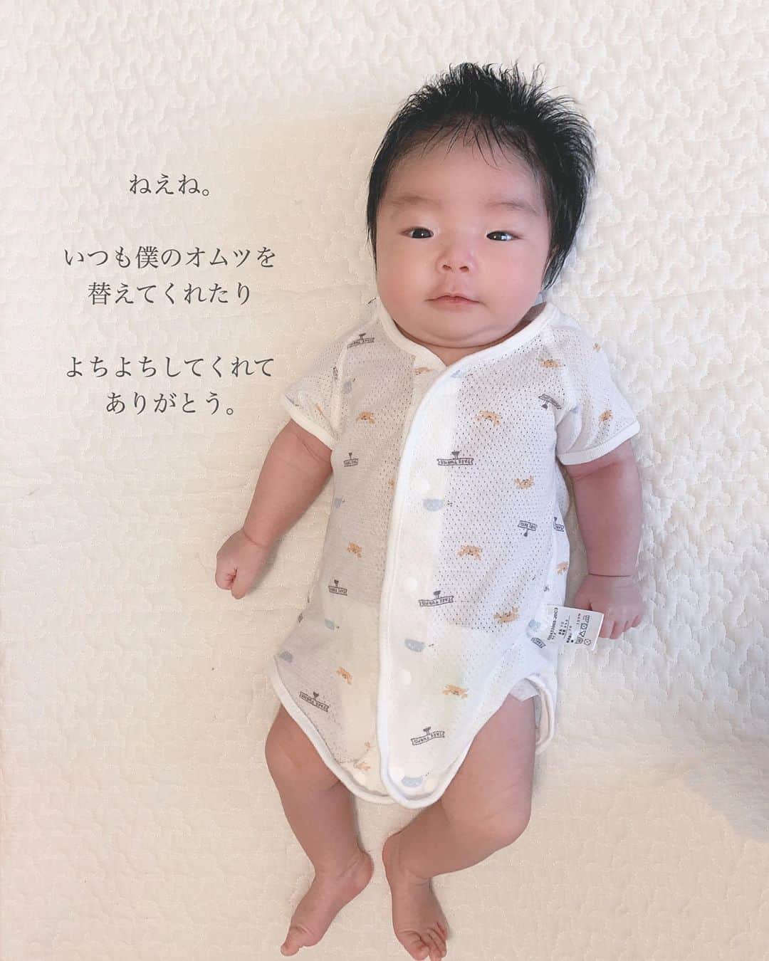 さっぴちゃんのインスタグラム：「... . 毎日楽しいですねぇ🤗♡♡♡ 帽子２つ被って弟をガン見する姉👧🏼👶🏼 . ハイローチェアにもよくおままごとの とうもろこしやら🌽りんごやら🍎 気付けば色々と乗ってます🤣𓂂 . 2人目は強くたくましく育つことでしょう𓂂(笑) . . ………………………………(♡)……………………………… .」
