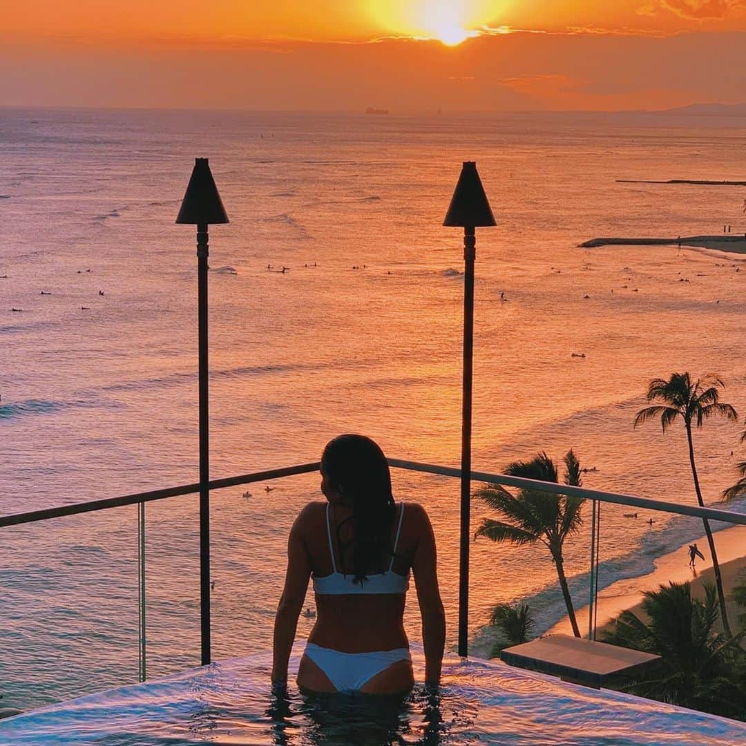 アリッサ ウーテンのインスタグラム：「Wanna dip into that sea of glitter ✨」