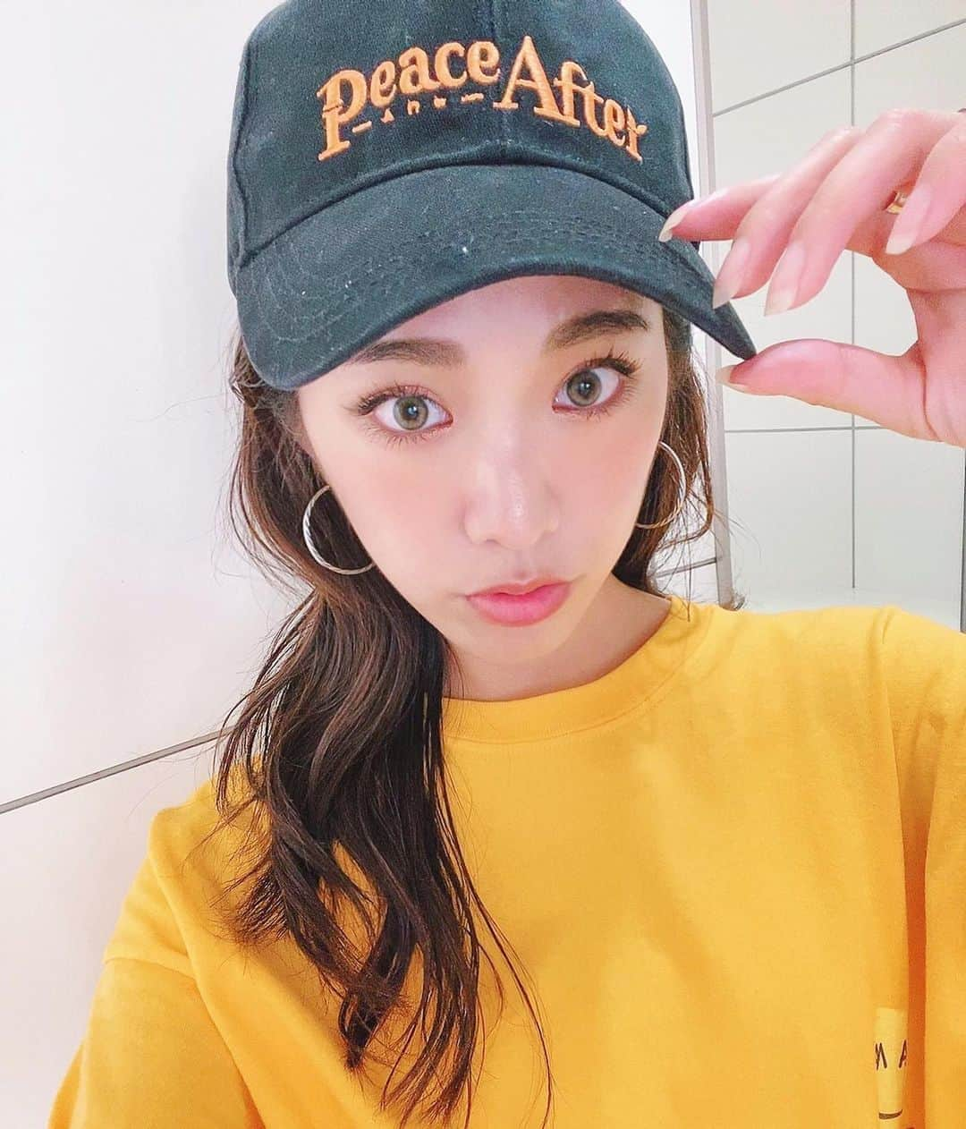 藤森マリナさんのインスタグラム写真 - (藤森マリナInstagram)「ハロー💛 * * お気に入りのcap✌︎ 二色買いしてもた🧡 #peaceandafter * * 今日はロケで淡路島向かってるんやけど 天気が心配…（´-`）.｡oO 雨でリスケになってまたなって 3度目の正直やのに。。 みんなのパワーで 雨降らんように祈って🥺🙏🏻 #ootd #capfashion」9月2日 11時40分 - maaarina0806