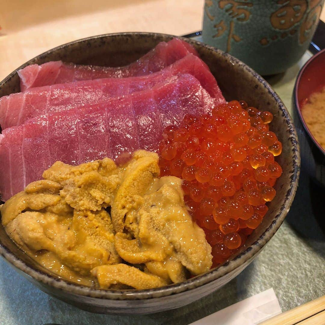 中西香菜さんのインスタグラム写真 - (中西香菜Instagram)「﻿ ﻿ 🍣築地🍣﻿ ・﻿ ♡﻿ ・﻿ 前にお姉ちゃんと築地に行きました🍣﻿ うに　いくら　中トロの丼🤤﻿ ・﻿ 小さい頃からお姉ちゃんの食べるものや飲み物とか持ち物全部よく見えて真似してきましたが、、、 この日も﻿ 「同じので！」﻿ と注文しました🤭🤭🤭✨﻿ それだけお姉ちゃんが好きなんです💗﻿ @sasamichan111  ・﻿ ♡﻿ ・﻿ ♡﻿ ・﻿ #築地﻿ #鮨國 #築地場外市場  #築地グルメ﻿ #築地寿司﻿ #お寿司﻿ #海鮮﻿ #うにいくら丼﻿ #うに #寿司好きな人と繋がりたい  #グルメ  #食べスタグラム #海鮮丼 #姉妹 #中西姉妹﻿ #中西香菜」9月2日 11時45分 - nakanishi_kana_